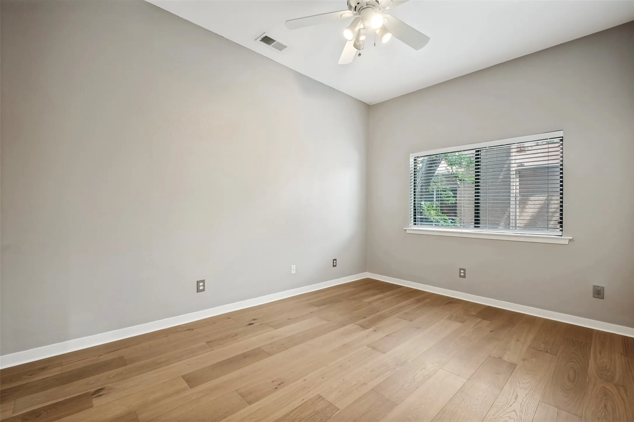 Condominium For Rent in Dallas County , 4031 Holland Avenue G, Dallas, Texas 75219, 1 Bedroom, 1 Bathroom, Garage spaces, 800 Sqft, built in 1982, mls#21390749, Real Estate Agent in Dallas, Homes For Rent in Dallas county, Homes For Rent in Dallas, Realtor in Dallas Texas, Real Estate Brokerage Independent Realty Texas, Luminita Cordes Realtor