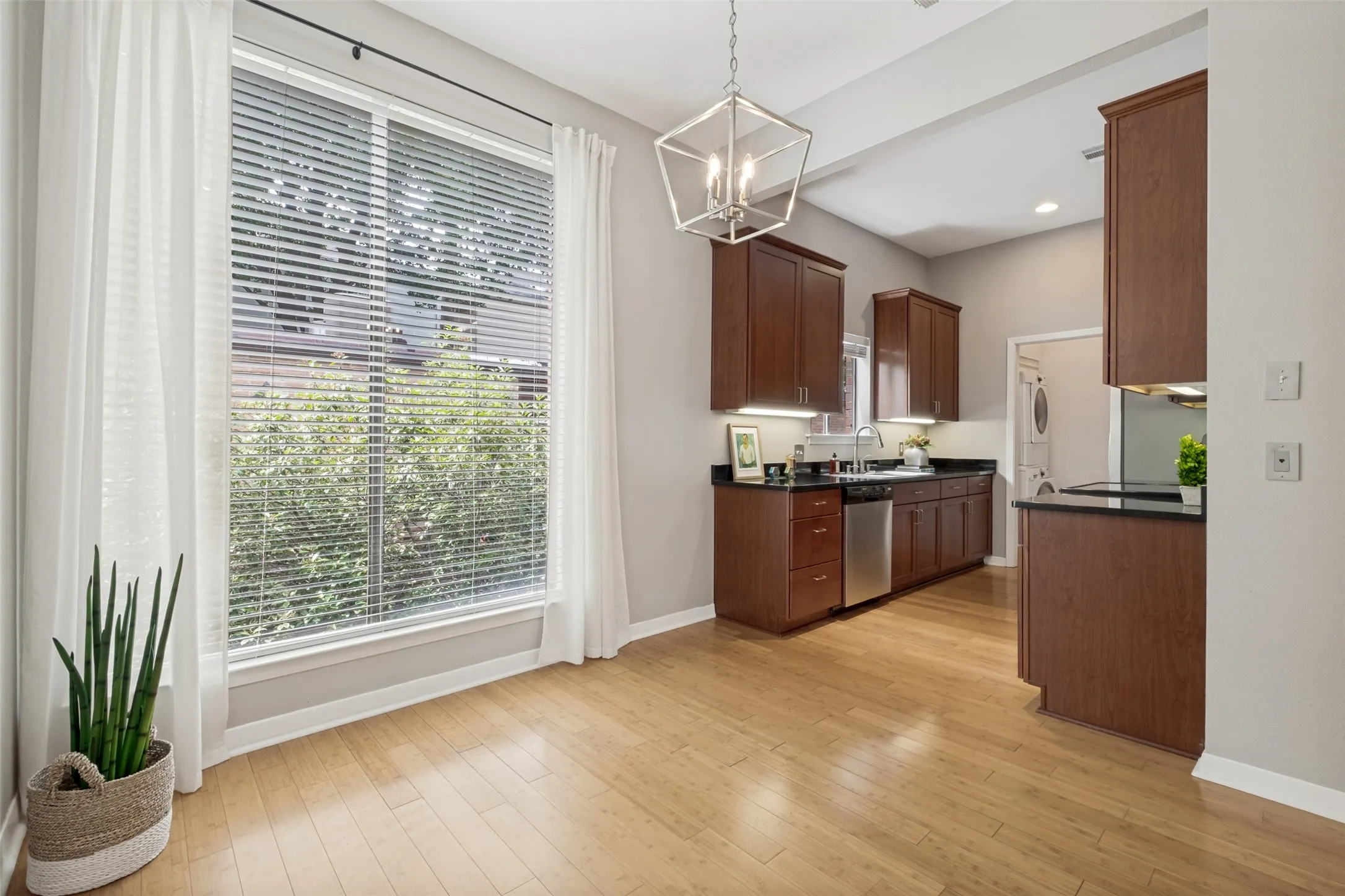 Condominium For Rent in Dallas County , 4031 Holland Avenue G, Dallas, Texas 75219, 1 Bedroom, 1 Bathroom, Garage spaces, 800 Sqft, built in 1982, mls#21390749, Real Estate Agent in Dallas, Homes For Rent in Dallas county, Homes For Rent in Dallas, Realtor in Dallas Texas, Real Estate Brokerage Independent Realty Texas, Luminita Cordes Realtor