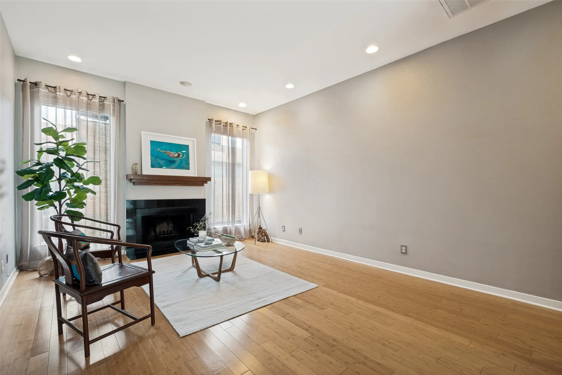 Condominium For Rent in Dallas County , 4031 Holland Avenue G, Dallas, Texas 75219, 1 Bedroom, 1 Bathroom, Garage spaces, 800 Sqft, built in 1982, mls#21390749, Real Estate Agent in Dallas, Homes For Rent in Dallas county, Homes For Rent in Dallas, Realtor in Dallas Texas, Real Estate Brokerage Independent Realty Texas, Luminita Cordes Realtor