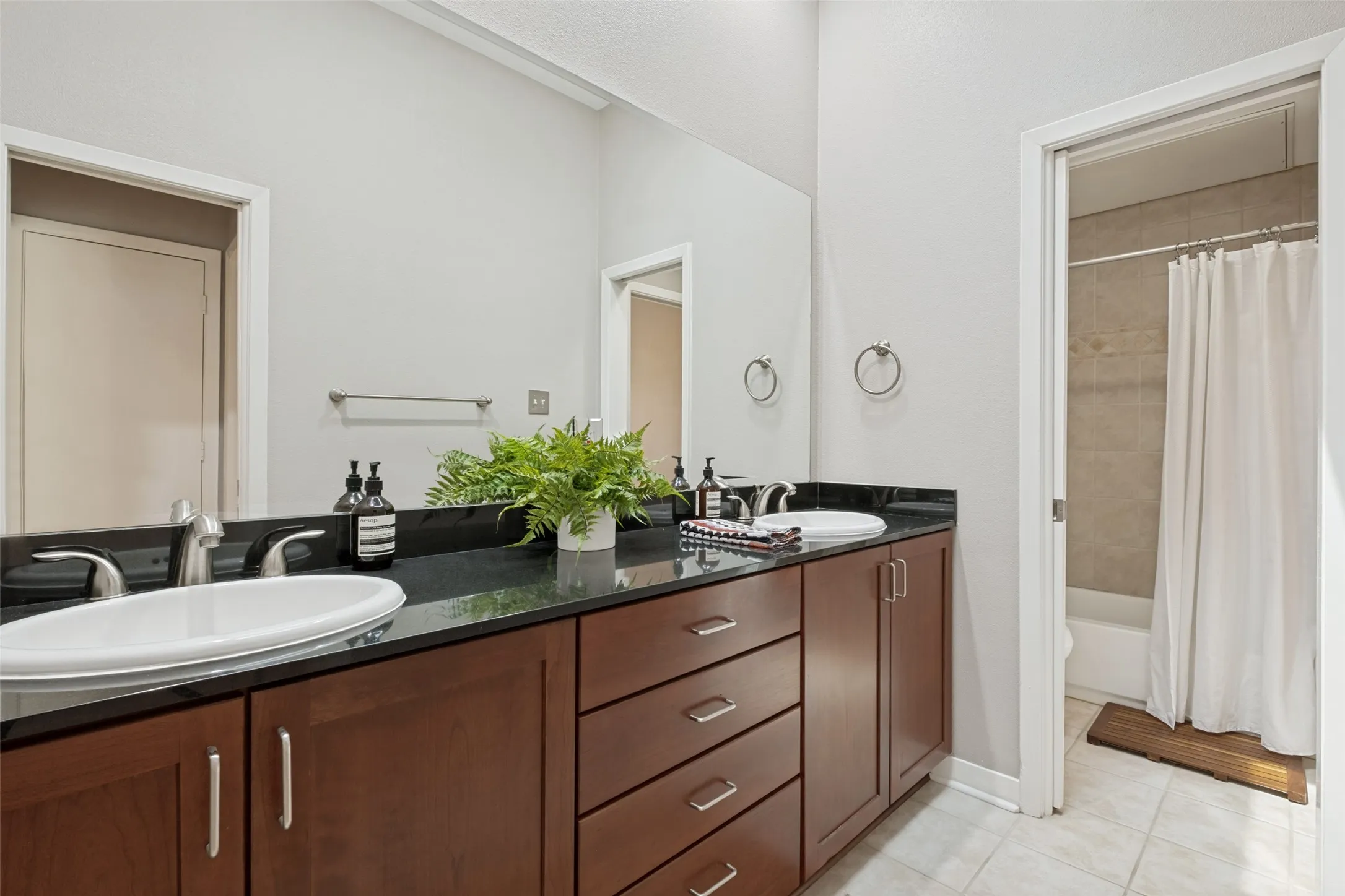 Condominium For Rent in Dallas County , 4031 Holland Avenue G, Dallas, Texas 75219, 1 Bedroom, 1 Bathroom, Garage spaces, 800 Sqft, built in 1982, mls#21390749, Real Estate Agent in Dallas, Homes For Rent in Dallas county, Homes For Rent in Dallas, Realtor in Dallas Texas, Real Estate Brokerage Independent Realty Texas, Luminita Cordes Realtor