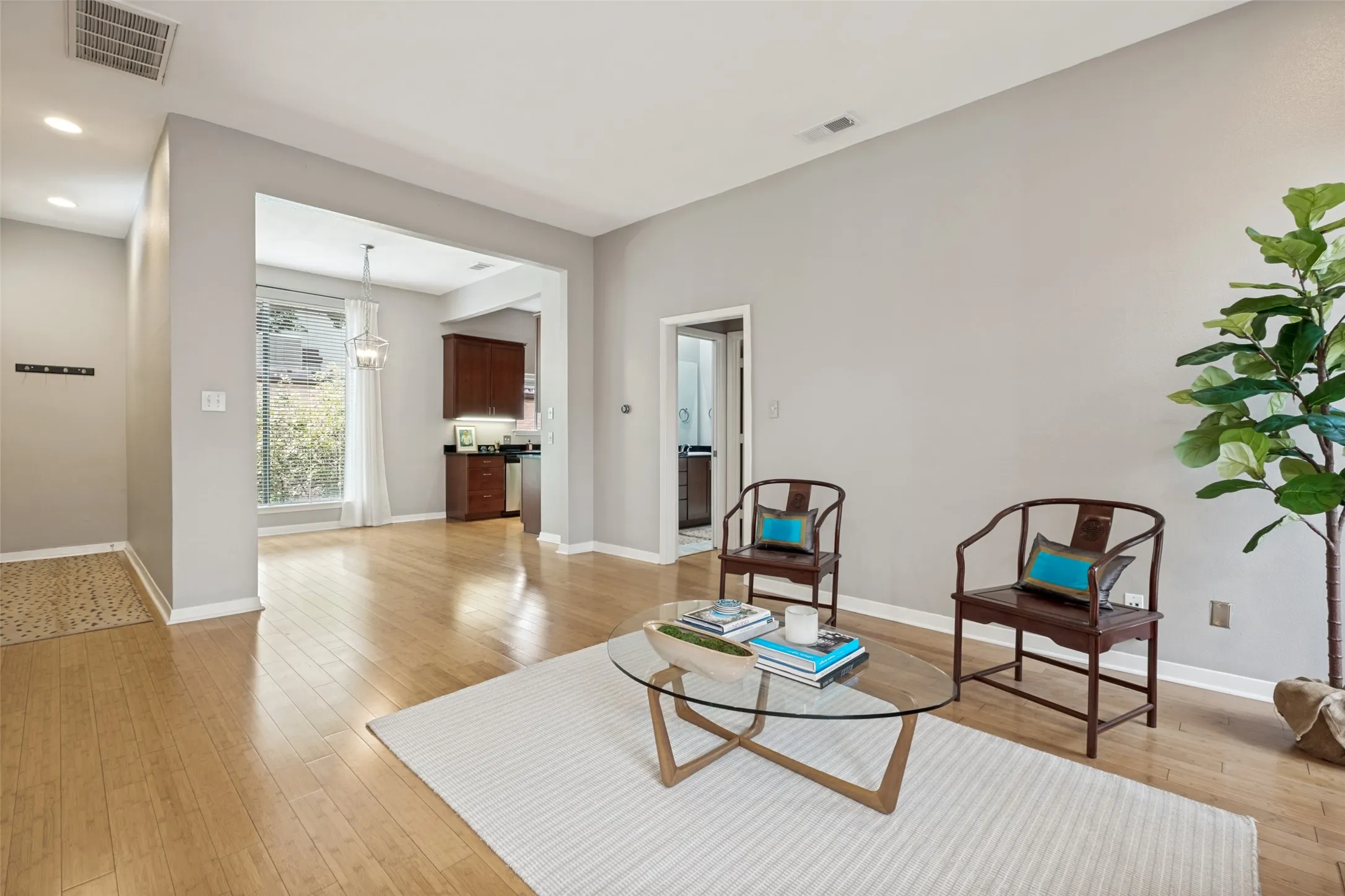 Condominium For Rent in Dallas County , 4031 Holland Avenue G, Dallas, Texas 75219, 1 Bedroom, 1 Bathroom, Garage spaces, 800 Sqft, built in 1982, mls#21390749, Real Estate Agent in Dallas, Homes For Rent in Dallas county, Homes For Rent in Dallas, Realtor in Dallas Texas, Real Estate Brokerage Independent Realty Texas, Luminita Cordes Realtor