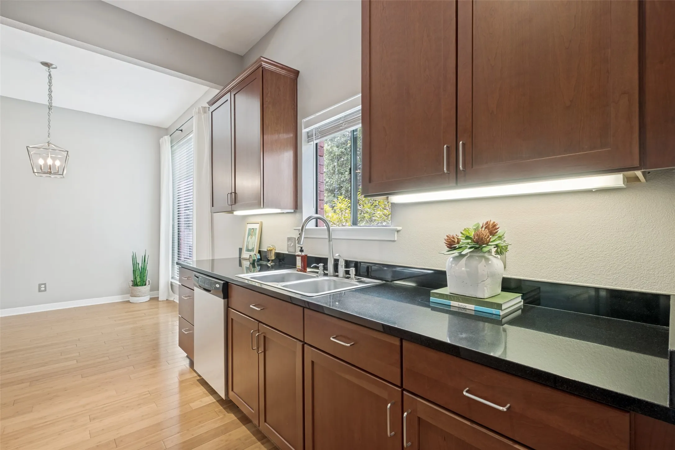 Condominium For Rent in Dallas County , 4031 Holland Avenue G, Dallas, Texas 75219, 1 Bedroom, 1 Bathroom, Garage spaces, 800 Sqft, built in 1982, mls#21390749, Real Estate Agent in Dallas, Homes For Rent in Dallas county, Homes For Rent in Dallas, Realtor in Dallas Texas, Real Estate Brokerage Independent Realty Texas, Luminita Cordes Realtor
