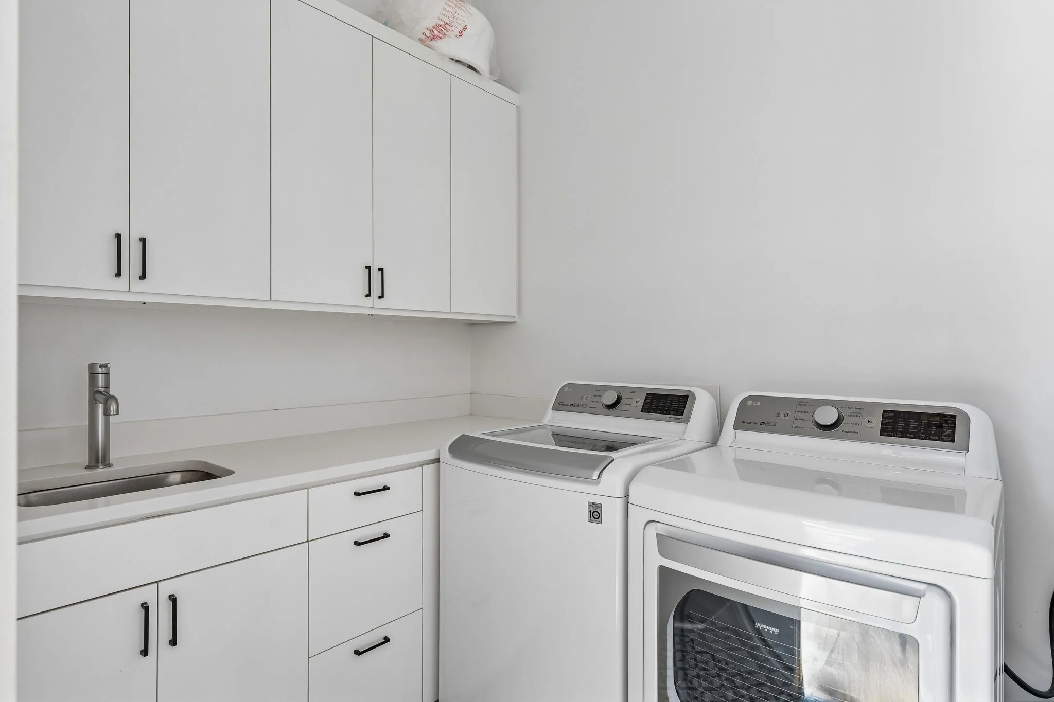 Single Family Residence For Rent in Dallas County , 8546 Glencrest Lane, Dallas, Texas 75209, 4 Bedroom, 5 Bathroom, 2 Garage spaces, 4,404 Sqft, built in 2020, mls#21390360, Real Estate Agent in Dallas, Homes For Rent in Dallas county, Homes For Rent in Dallas, Realtor in Dallas Texas, Real Estate Brokerage Independent Realty Texas, Luminita Cordes Realtor