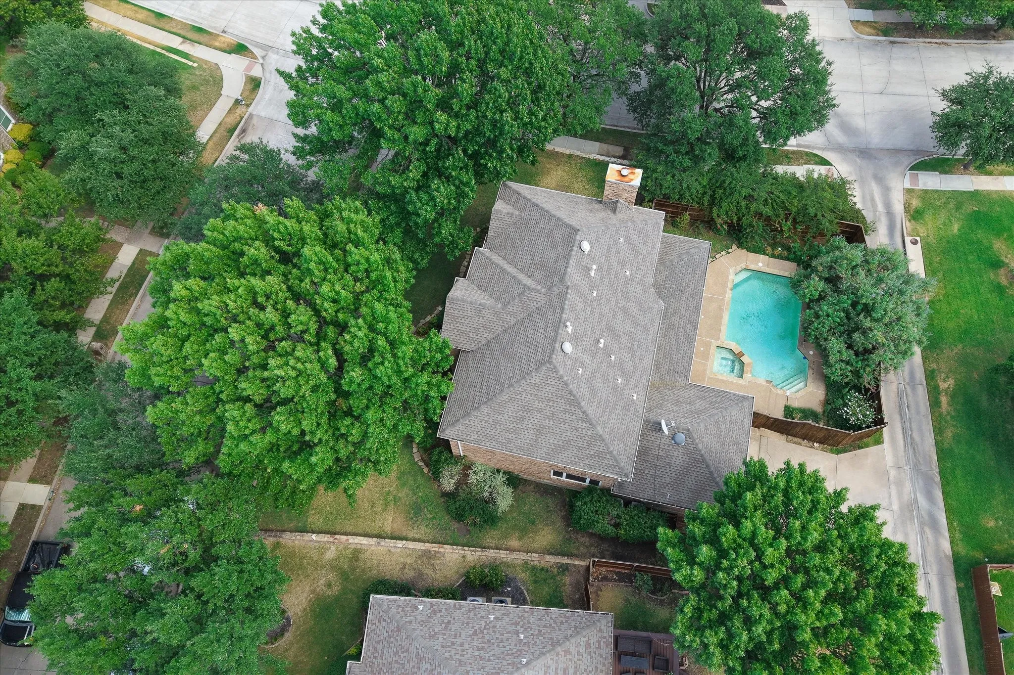 Private swimming pool with integrated spa