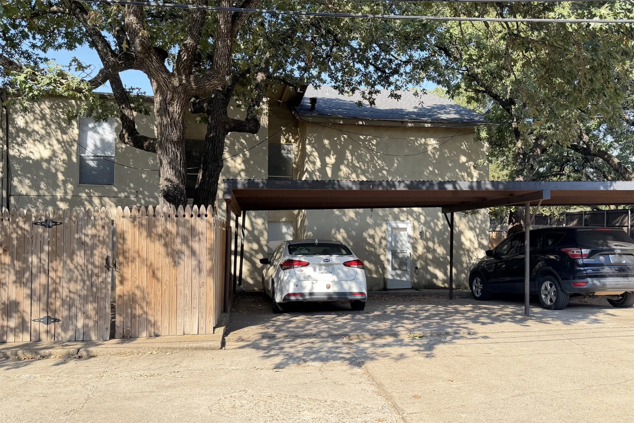 Quadruplex For Rent in Denton County , 1913 Kingswood Court, Denton, Texas 76205, 2 Bedroom, 2 Bathroom, Garage spaces, 1,420 Sqft, built in 1970, mls#21390734, Real Estate Agent in Denton, Homes For Rent in Denton county, Homes For Rent in Denton, Realtor in Denton Texas, Real Estate Brokerage Independent Realty Texas, Luminita Cordes Realtor