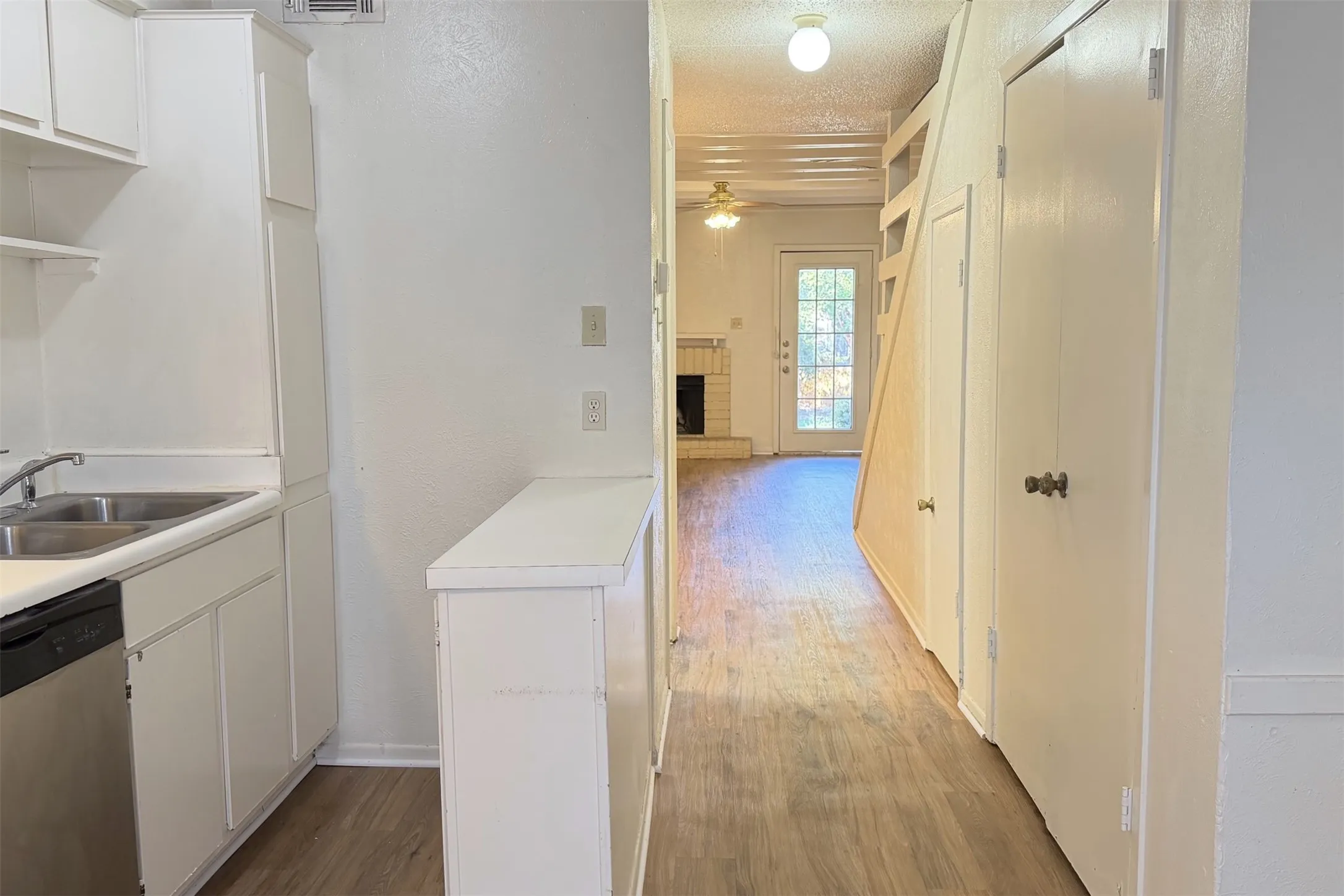 Quadruplex For Rent in Denton County , 1913 Kingswood Court, Denton, Texas 76205, 2 Bedroom, 2 Bathroom, Garage spaces, 1,420 Sqft, built in 1970, mls#21390734, Real Estate Agent in Denton, Homes For Rent in Denton county, Homes For Rent in Denton, Realtor in Denton Texas, Real Estate Brokerage Independent Realty Texas, Luminita Cordes Realtor