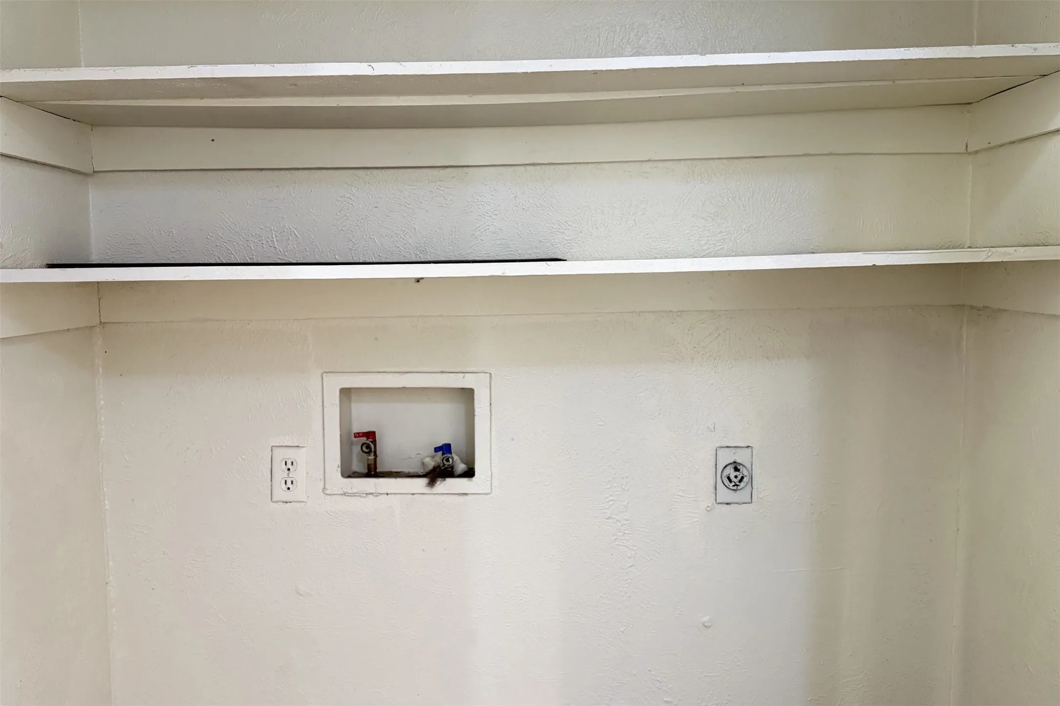 Quadruplex For Rent in Denton County , 1913 Kingswood Court, Denton, Texas 76205, 2 Bedroom, 2 Bathroom, Garage spaces, 1,420 Sqft, built in 1970, mls#21390734, Real Estate Agent in Denton, Homes For Rent in Denton county, Homes For Rent in Denton, Realtor in Denton Texas, Real Estate Brokerage Independent Realty Texas, Luminita Cordes Realtor
