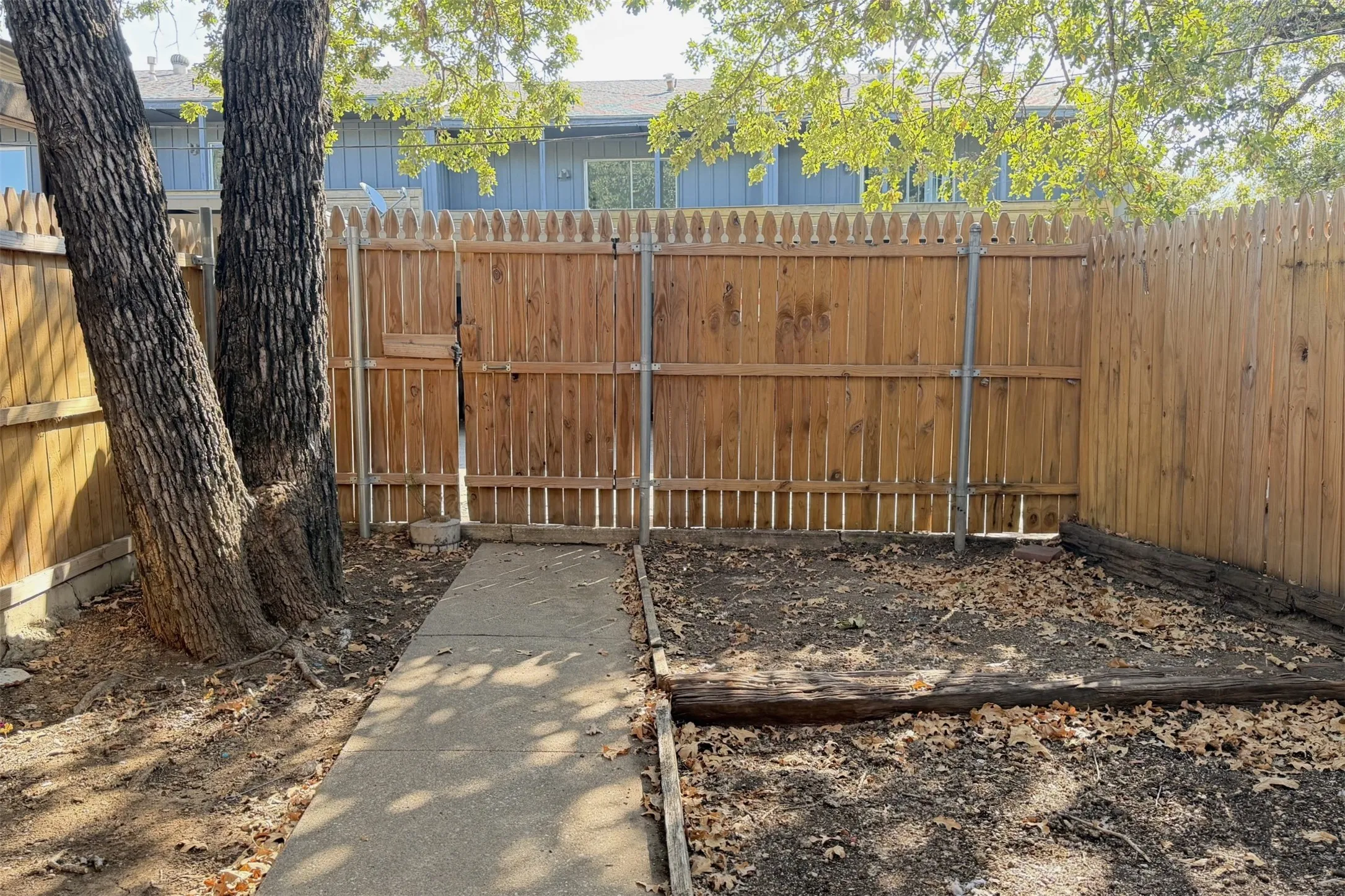 Quadruplex For Rent in Denton County , 1913 Kingswood Court, Denton, Texas 76205, 2 Bedroom, 2 Bathroom, Garage spaces, 1,420 Sqft, built in 1970, mls#21390734, Real Estate Agent in Denton, Homes For Rent in Denton county, Homes For Rent in Denton, Realtor in Denton Texas, Real Estate Brokerage Independent Realty Texas, Luminita Cordes Realtor