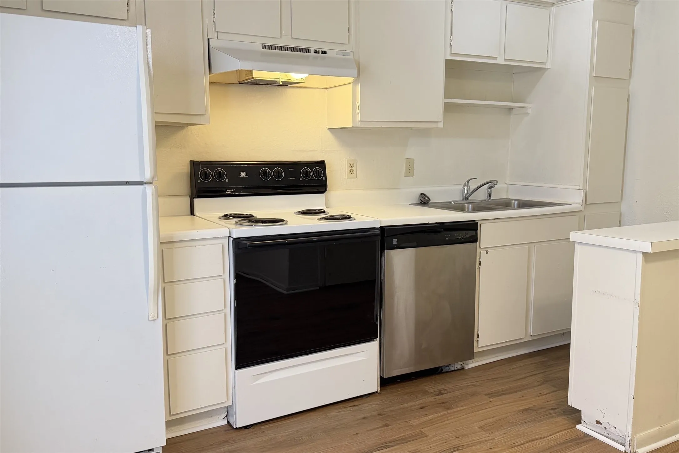 Quadruplex For Rent in Denton County , 1913 Kingswood Court, Denton, Texas 76205, 2 Bedroom, 2 Bathroom, Garage spaces, 1,420 Sqft, built in 1970, mls#21390734, Real Estate Agent in Denton, Homes For Rent in Denton county, Homes For Rent in Denton, Realtor in Denton Texas, Real Estate Brokerage Independent Realty Texas, Luminita Cordes Realtor