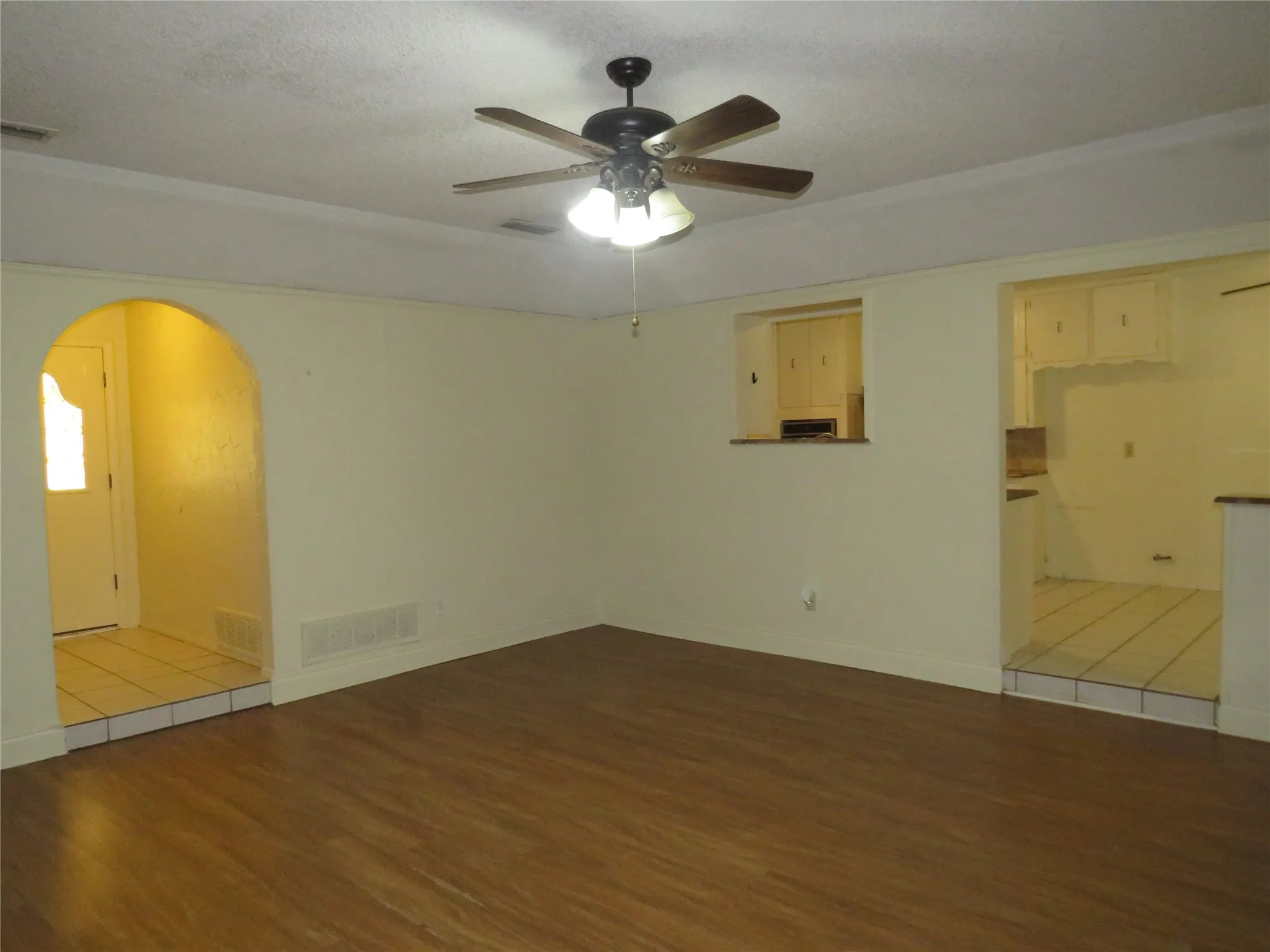 Single Family Residence For Rent in Tarrant County , 1928 Hurstview Drive, Hurst, Texas 76054, 3 Bedroom, 2 Bathroom, 2 Garage spaces, 1,380 Sqft, built in 1978, mls#21390760, Real Estate Agent in Hurst, Homes For Rent in Tarrant county, Homes For Rent in Hurst, Realtor in Hurst Texas, Real Estate Brokerage Independent Realty Texas, Luminita Cordes Realtor