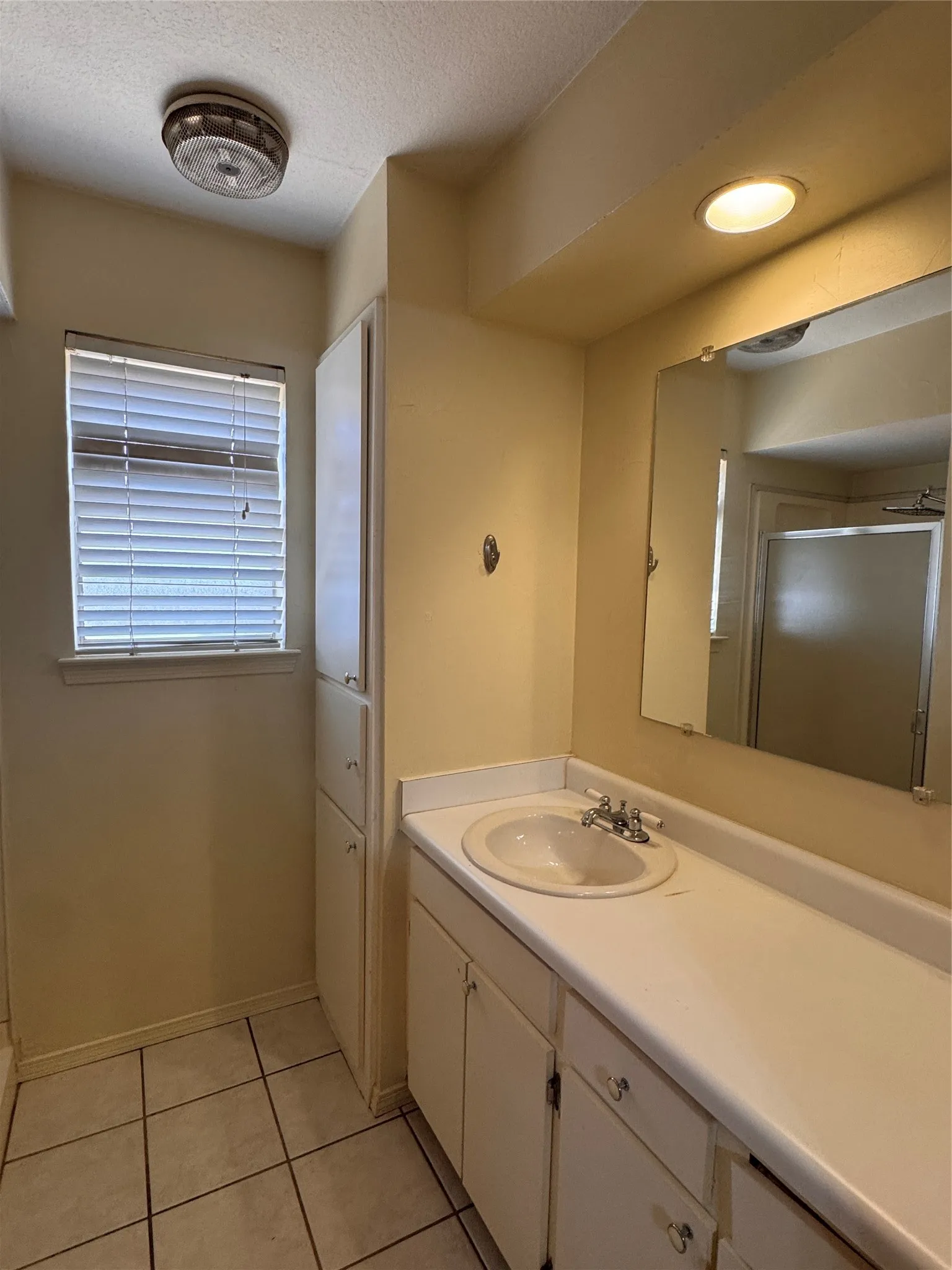Single Family Residence For Rent in Tarrant County , 1928 Hurstview Drive, Hurst, Texas 76054, 3 Bedroom, 2 Bathroom, 2 Garage spaces, 1,380 Sqft, built in 1978, mls#21390760, Real Estate Agent in Hurst, Homes For Rent in Tarrant county, Homes For Rent in Hurst, Realtor in Hurst Texas, Real Estate Brokerage Independent Realty Texas, Luminita Cordes Realtor