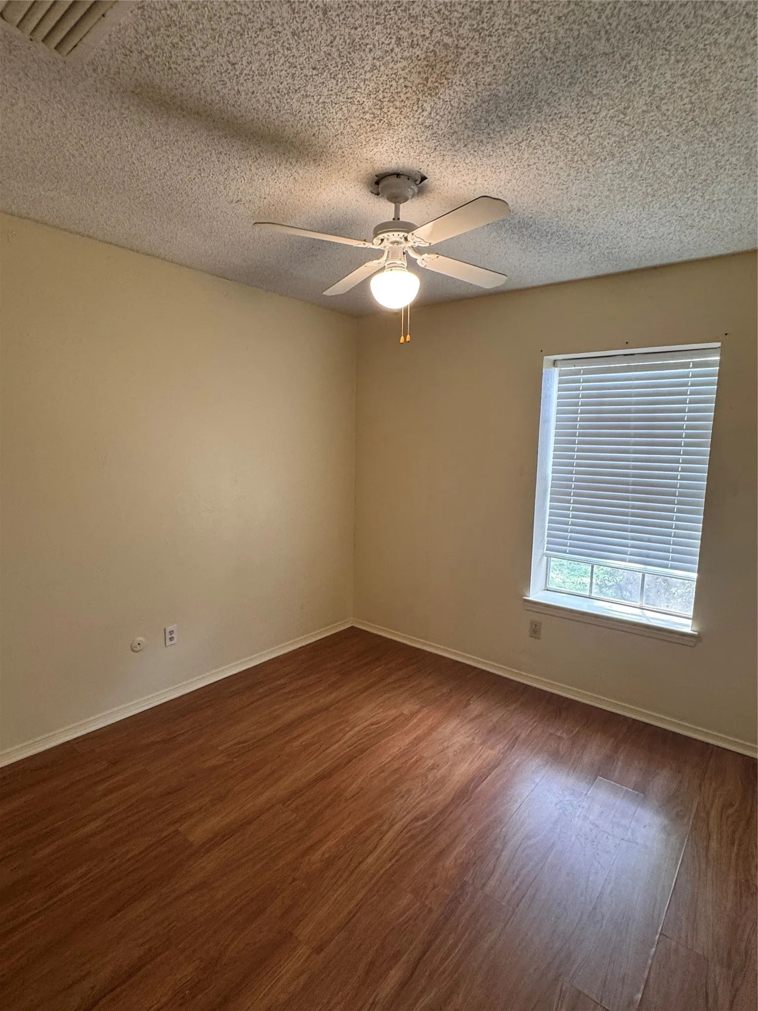 Single Family Residence For Rent in Tarrant County , 1928 Hurstview Drive, Hurst, Texas 76054, 3 Bedroom, 2 Bathroom, 2 Garage spaces, 1,380 Sqft, built in 1978, mls#21390760, Real Estate Agent in Hurst, Homes For Rent in Tarrant county, Homes For Rent in Hurst, Realtor in Hurst Texas, Real Estate Brokerage Independent Realty Texas, Luminita Cordes Realtor