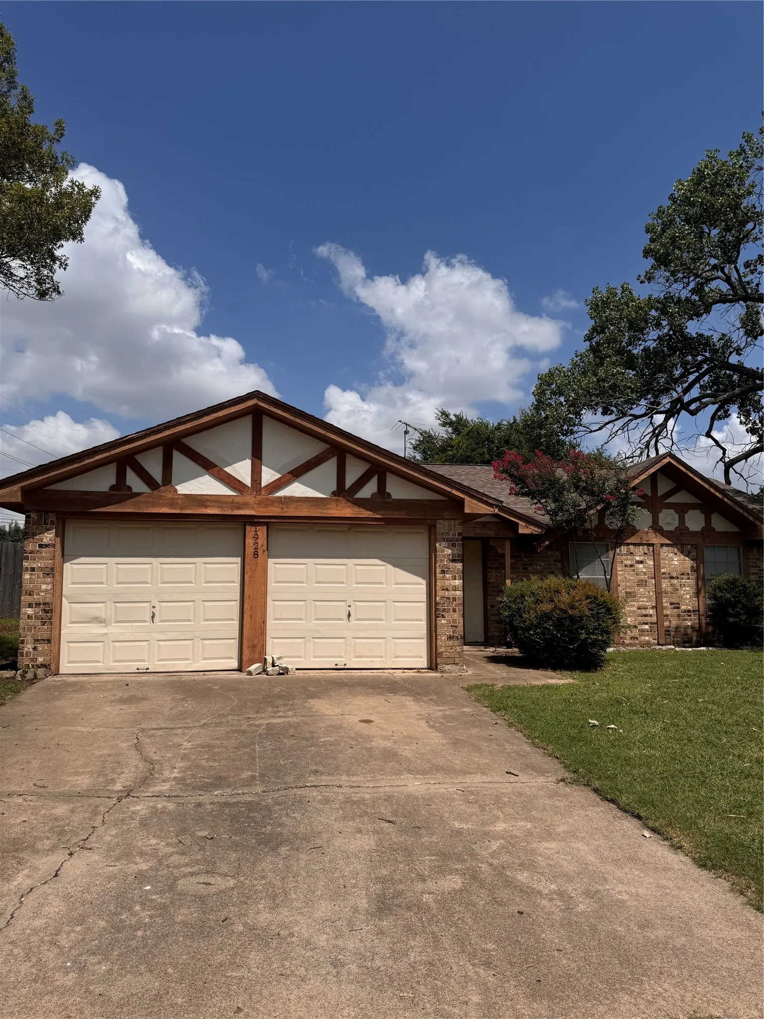 Single Family Residence For Rent in Tarrant County , 1928 Hurstview Drive, Hurst, Texas 76054, 3 Bedroom, 2 Bathroom, 2 Garage spaces, 1,380 Sqft, built in 1978, mls#21390760, Real Estate Agent in Hurst, Homes For Rent in Tarrant county, Homes For Rent in Hurst, Realtor in Hurst Texas, Real Estate Brokerage Independent Realty Texas, Luminita Cordes Realtor