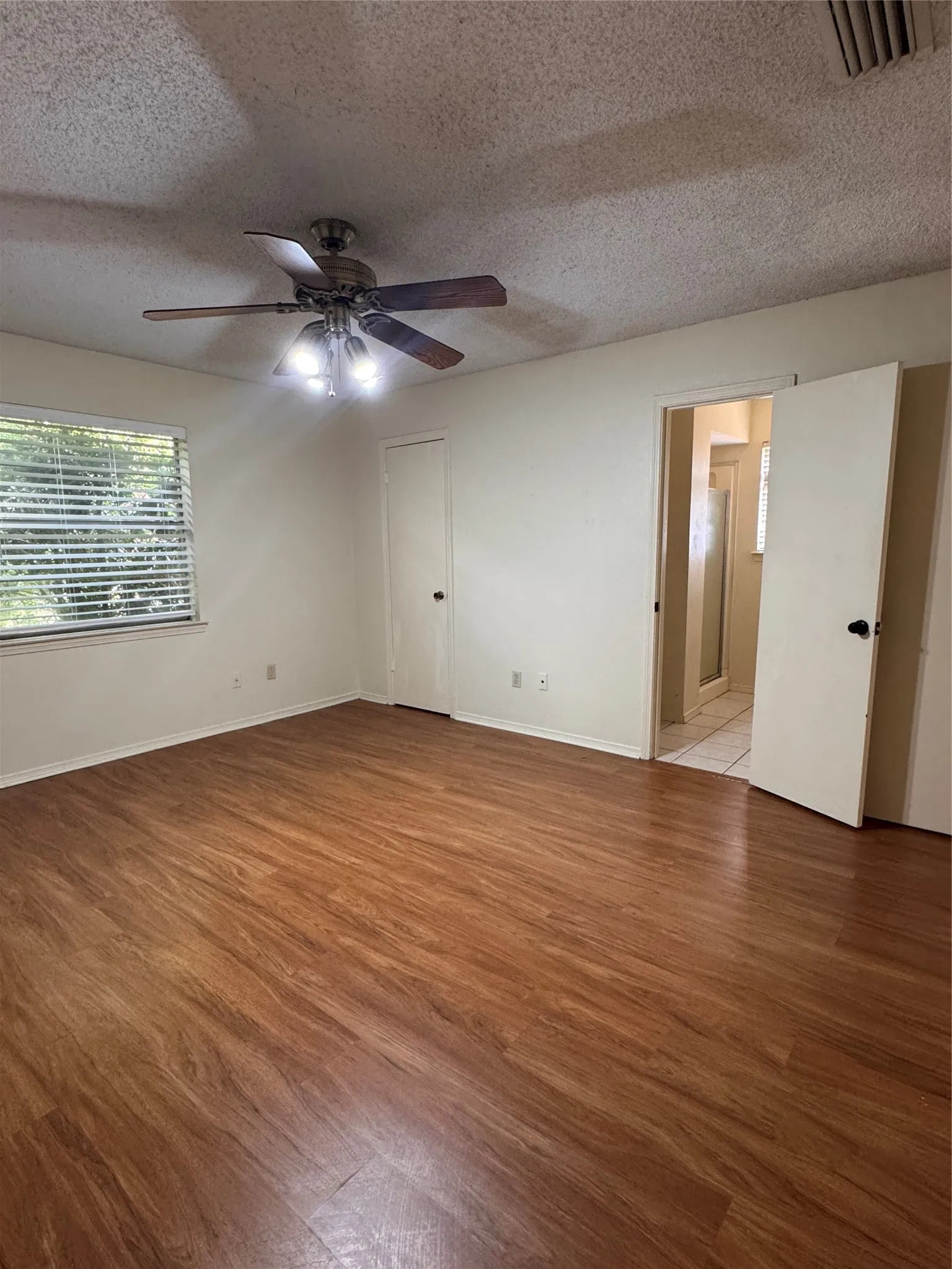 Single Family Residence For Rent in Tarrant County , 1928 Hurstview Drive, Hurst, Texas 76054, 3 Bedroom, 2 Bathroom, 2 Garage spaces, 1,380 Sqft, built in 1978, mls#21390760, Real Estate Agent in Hurst, Homes For Rent in Tarrant county, Homes For Rent in Hurst, Realtor in Hurst Texas, Real Estate Brokerage Independent Realty Texas, Luminita Cordes Realtor