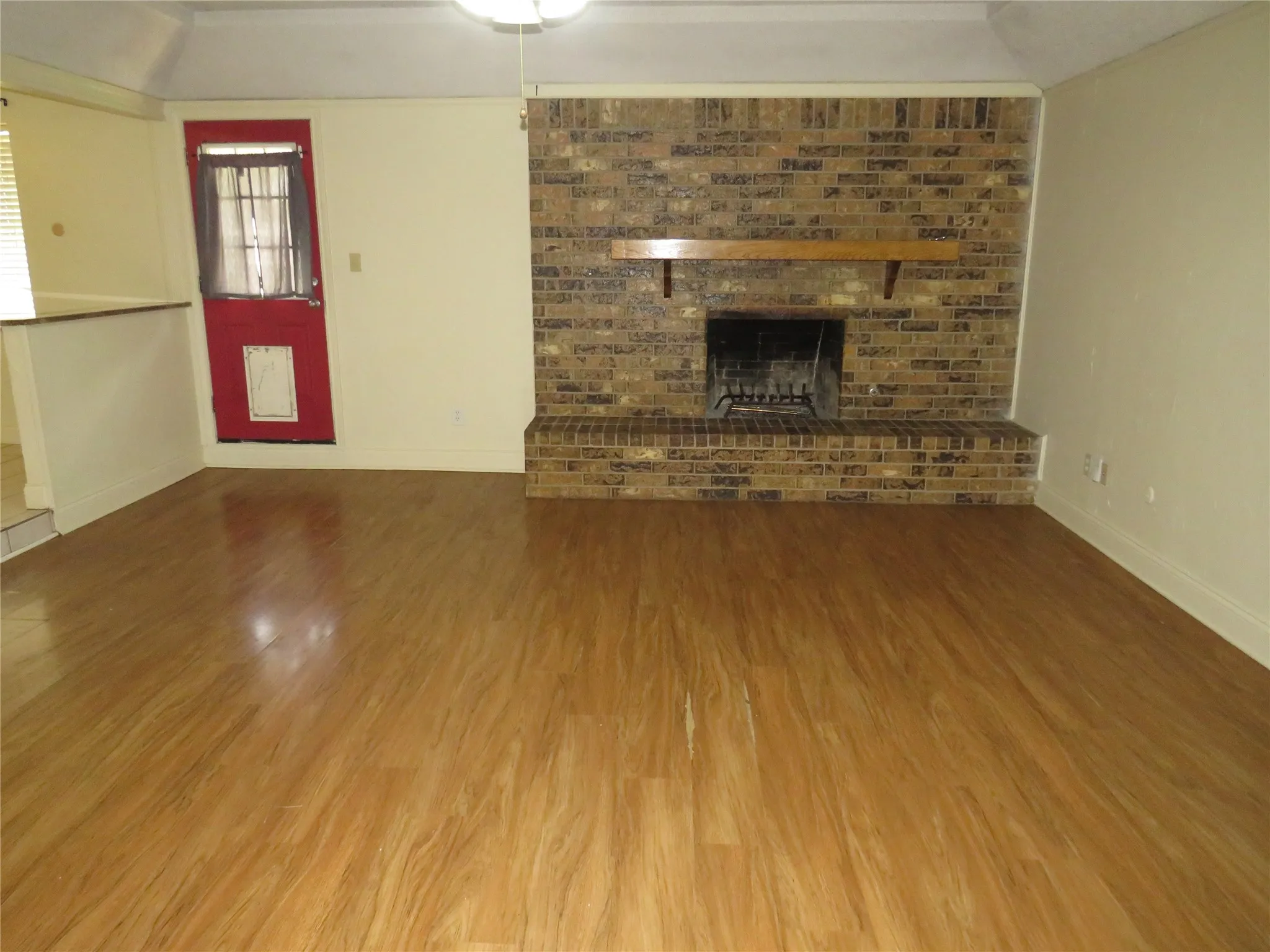 Single Family Residence For Rent in Tarrant County , 1928 Hurstview Drive, Hurst, Texas 76054, 3 Bedroom, 2 Bathroom, 2 Garage spaces, 1,380 Sqft, built in 1978, mls#21390760, Real Estate Agent in Hurst, Homes For Rent in Tarrant county, Homes For Rent in Hurst, Realtor in Hurst Texas, Real Estate Brokerage Independent Realty Texas, Luminita Cordes Realtor