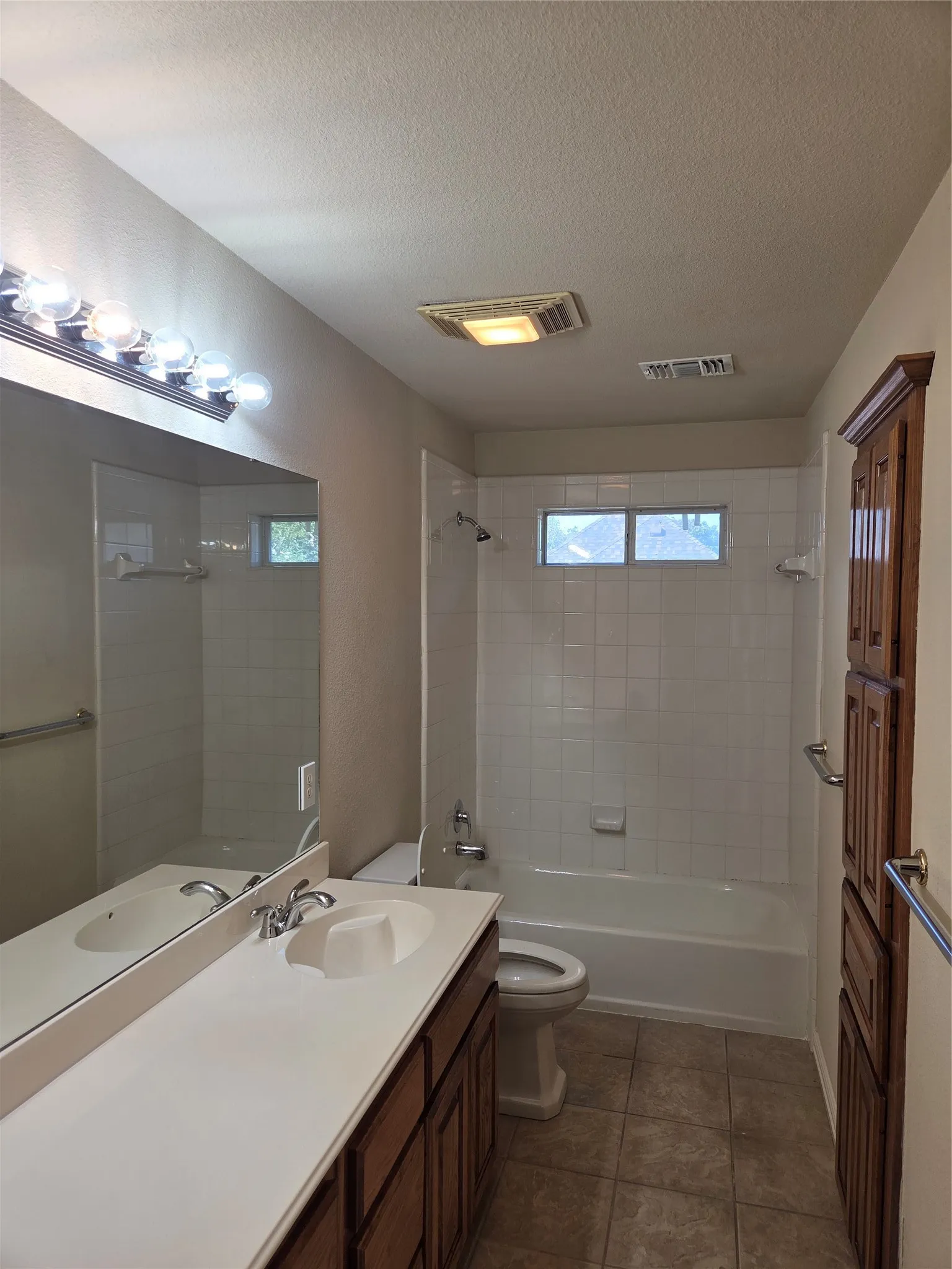 Single Family Residence For Rent in Denton County , 1670 Oak Ridge Drive, Corinth, Texas 76210, 4 Bedroom, 3 Bathroom, 3 Garage spaces, 3,121 Sqft, built in 1999, mls#21390765, Real Estate Agent in Corinth, Homes For Rent in Denton county, Homes For Rent in Corinth, Realtor in Corinth Texas, Real Estate Brokerage Independent Realty Texas, Luminita Cordes Realtor