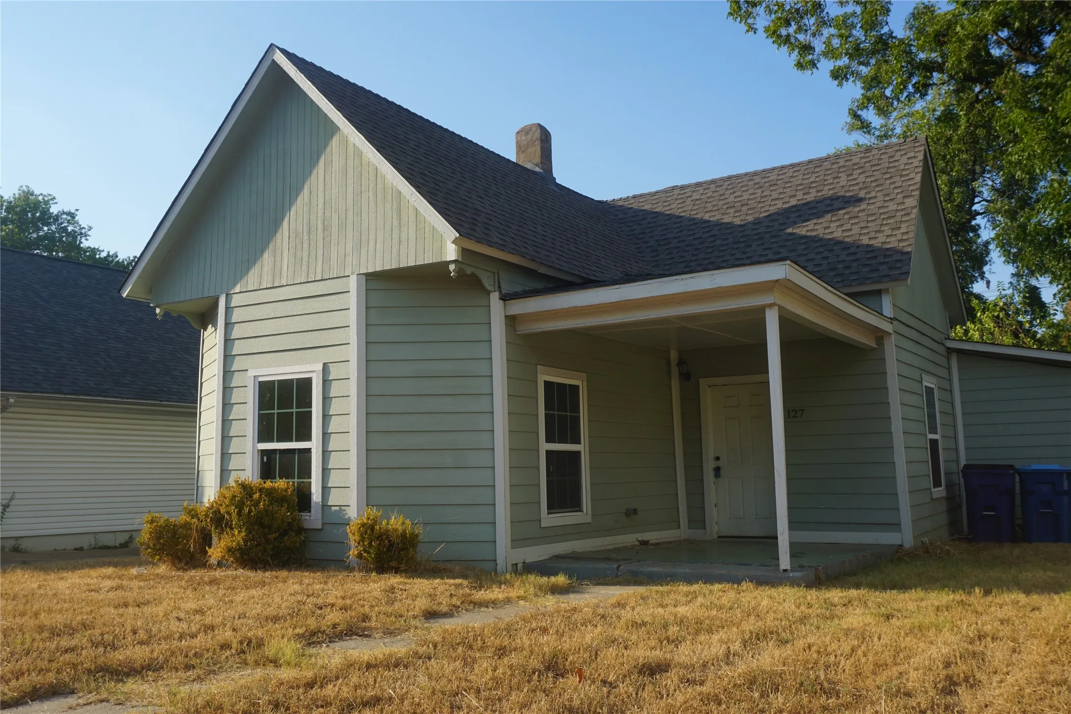 Single Family Residence For Sale in Grayson County , 127 E Hull Street, Denison, Texas 75021, 3 Bedroom, 2 Bathroom, Garage spaces, 1,157 Sqft, built in 1920, mls#21390769, Real Estate Agent in Denison, Homes For Sale in Grayson county, Homes For Sale in Denison, Realtor in Denison Texas, Real Estate Brokerage Independent Realty Texas, Luminita Cordes Realtor