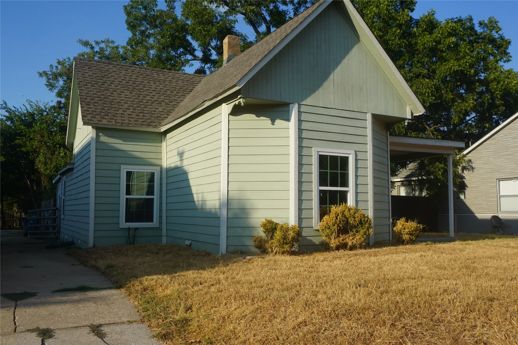 Single Family Residence For Sale in Grayson County , 127 E Hull Street, Denison, Texas 75021, 3 Bedroom, 2 Bathroom, Garage spaces, 1,157 Sqft, built in 1920, mls#21390769, Real Estate Agent in Denison, Homes For Sale in Grayson county, Homes For Sale in Denison, Realtor in Denison Texas, Real Estate Brokerage Independent Realty Texas, Luminita Cordes Realtor