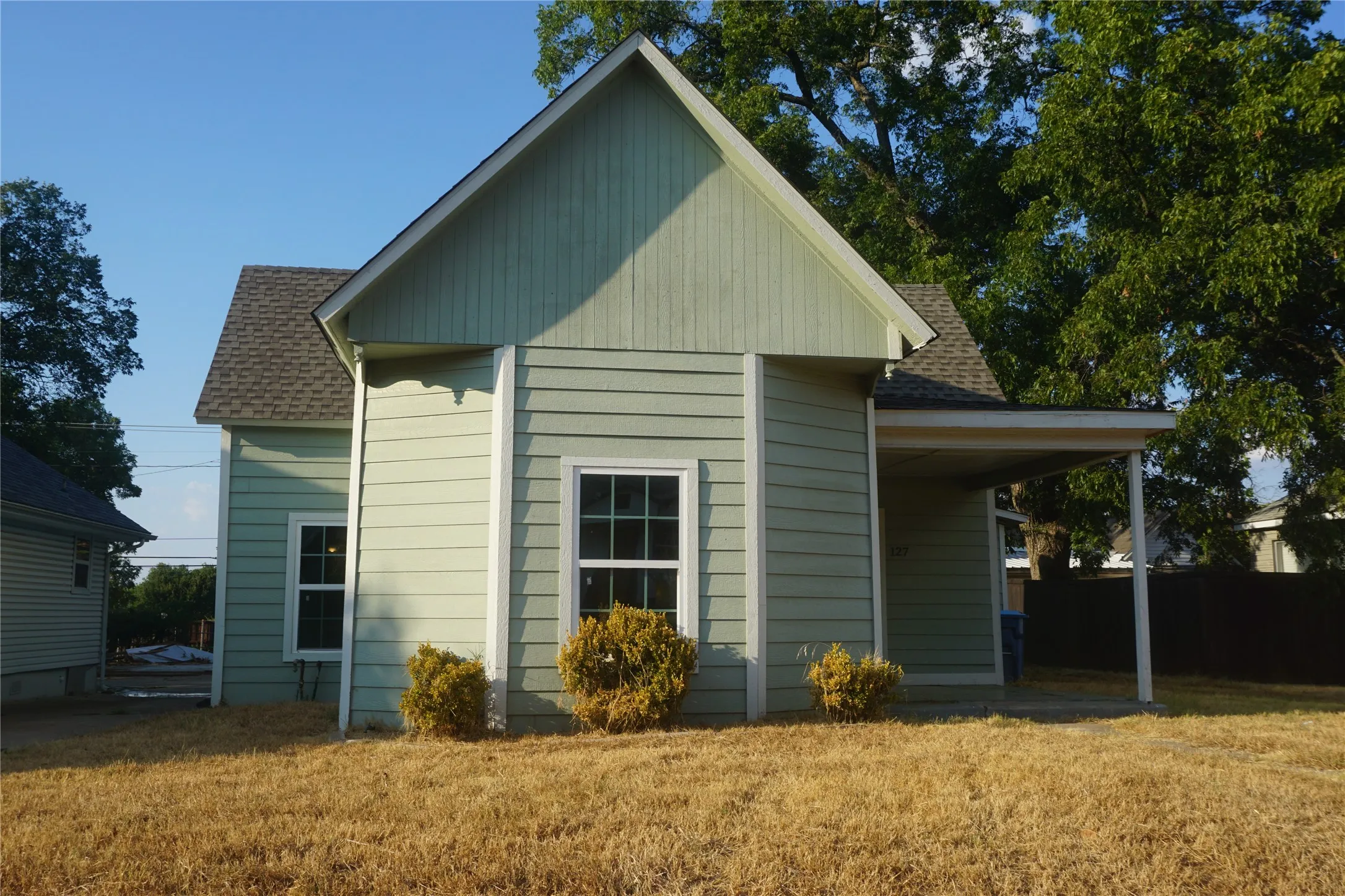 Single Family Residence For Sale in Grayson County , 127 E Hull Street, Denison, Texas 75021, 3 Bedroom, 2 Bathroom, Garage spaces, 1,157 Sqft, built in 1920, mls#21390769, Real Estate Agent in Denison, Homes For Sale in Grayson county, Homes For Sale in Denison, Realtor in Denison Texas, Real Estate Brokerage Independent Realty Texas, Luminita Cordes Realtor