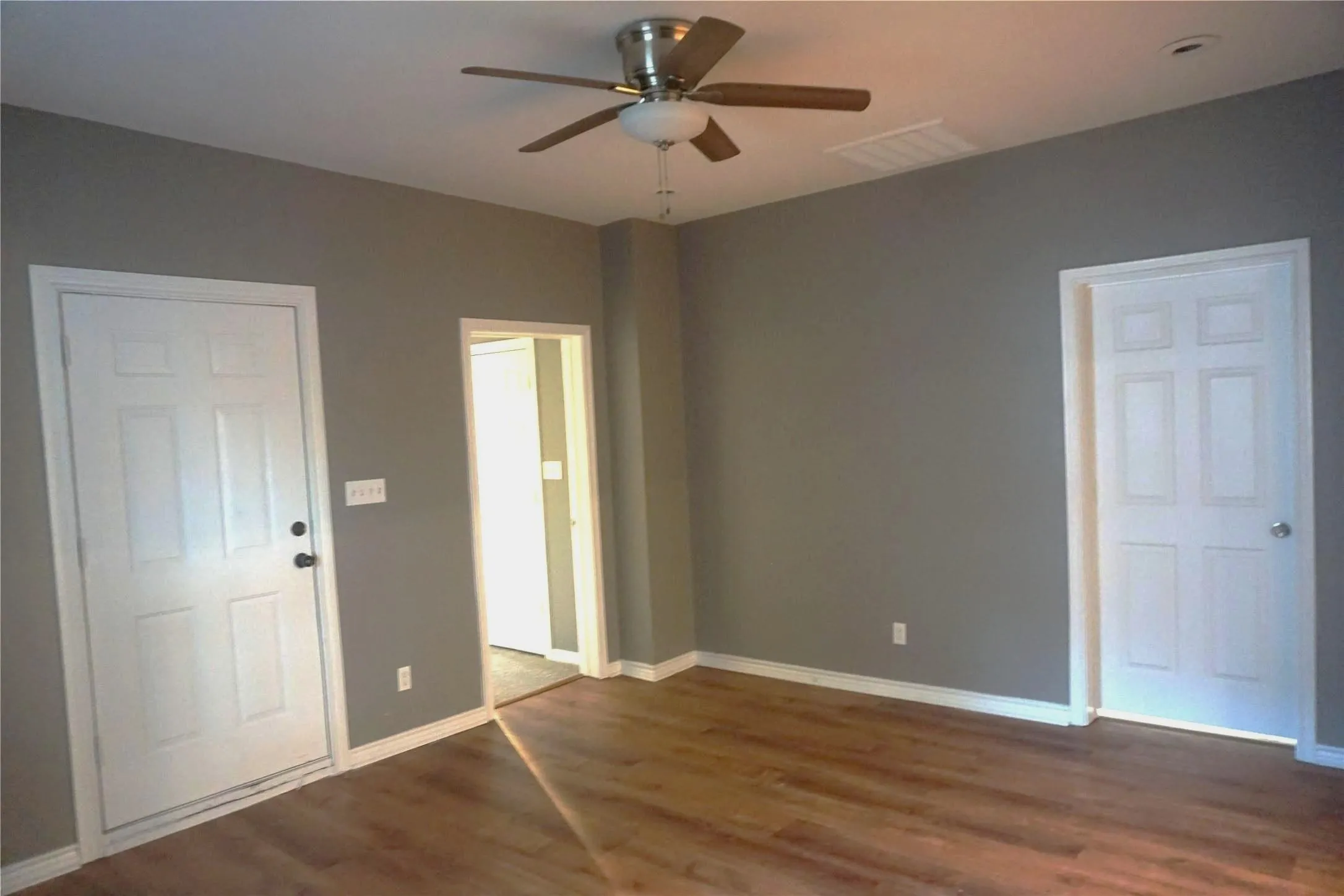 Single Family Residence For Sale in Grayson County , 127 E Hull Street, Denison, Texas 75021, 3 Bedroom, 2 Bathroom, Garage spaces, 1,157 Sqft, built in 1920, mls#21390769, Real Estate Agent in Denison, Homes For Sale in Grayson county, Homes For Sale in Denison, Realtor in Denison Texas, Real Estate Brokerage Independent Realty Texas, Luminita Cordes Realtor