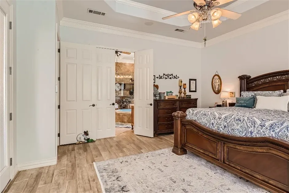 Tray ceiling with crown molding and ceiling fan