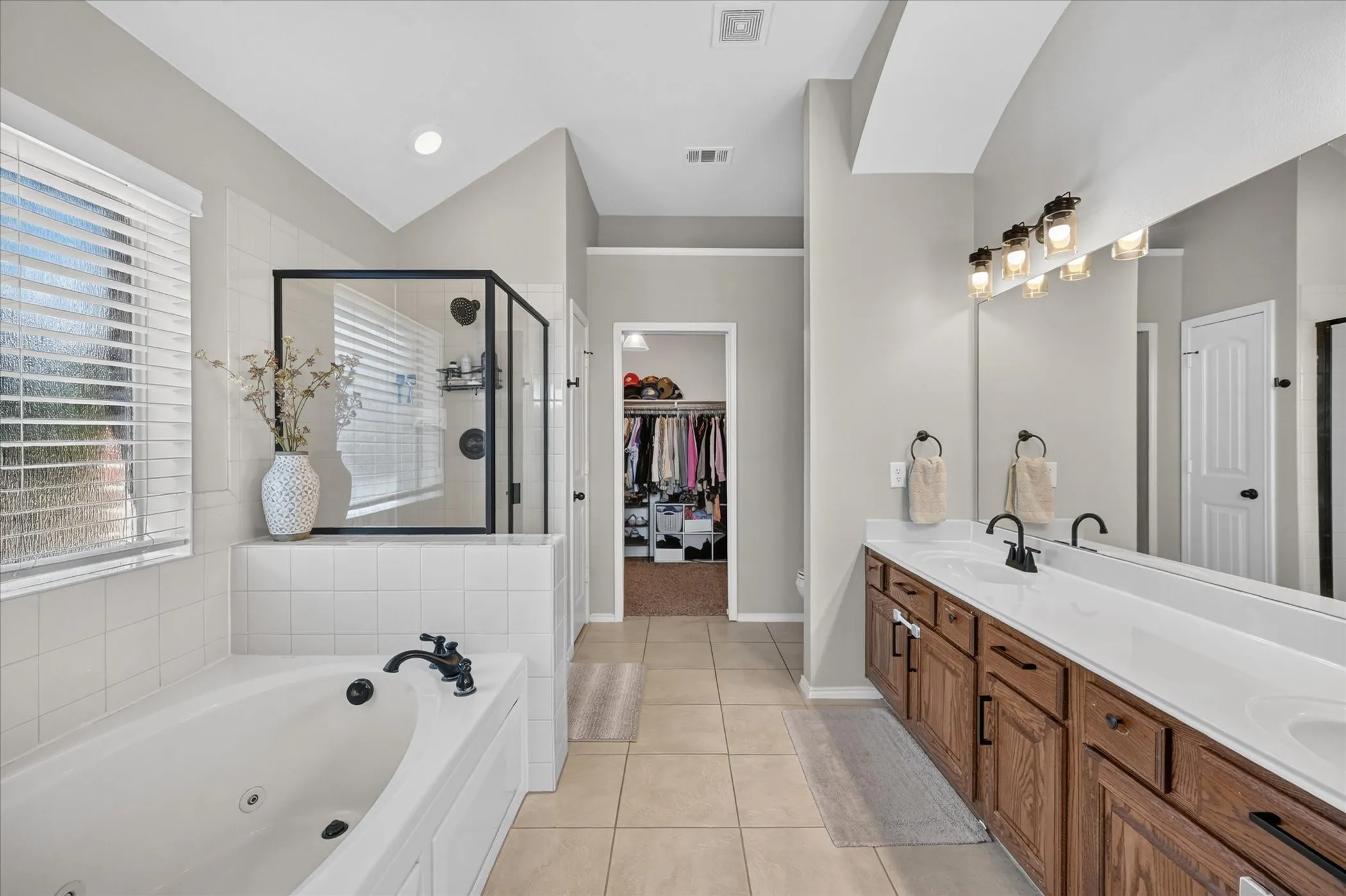 Single Family Residence For Sale in Ellis County , 6460 Fox Run Dr., Midlothian, Texas 76065, 4 Bedroom, 2 Bathroom, 2 Garage spaces, 2,321 Sqft, built in 2010, mls#21389891, Real Estate Agent in Midlothian, Homes For Sale in Ellis county, Homes For Sale in Midlothian, Realtor in Midlothian Texas, Real Estate Brokerage Independent Realty Texas, Luminita Cordes Realtor