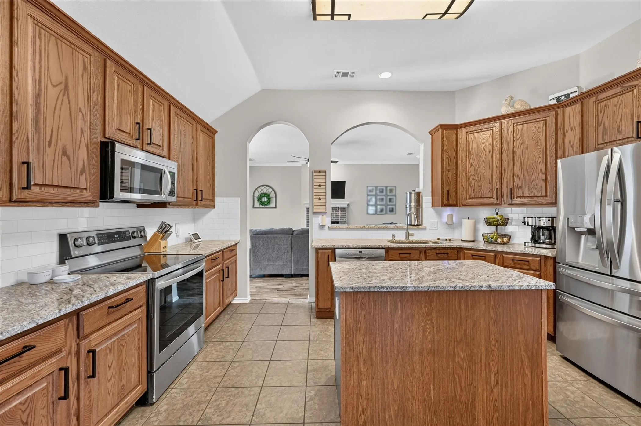 Single Family Residence For Sale in Ellis County , 6460 Fox Run Dr., Midlothian, Texas 76065, 4 Bedroom, 2 Bathroom, 2 Garage spaces, 2,321 Sqft, built in 2010, mls#21389891, Real Estate Agent in Midlothian, Homes For Sale in Ellis county, Homes For Sale in Midlothian, Realtor in Midlothian Texas, Real Estate Brokerage Independent Realty Texas, Luminita Cordes Realtor