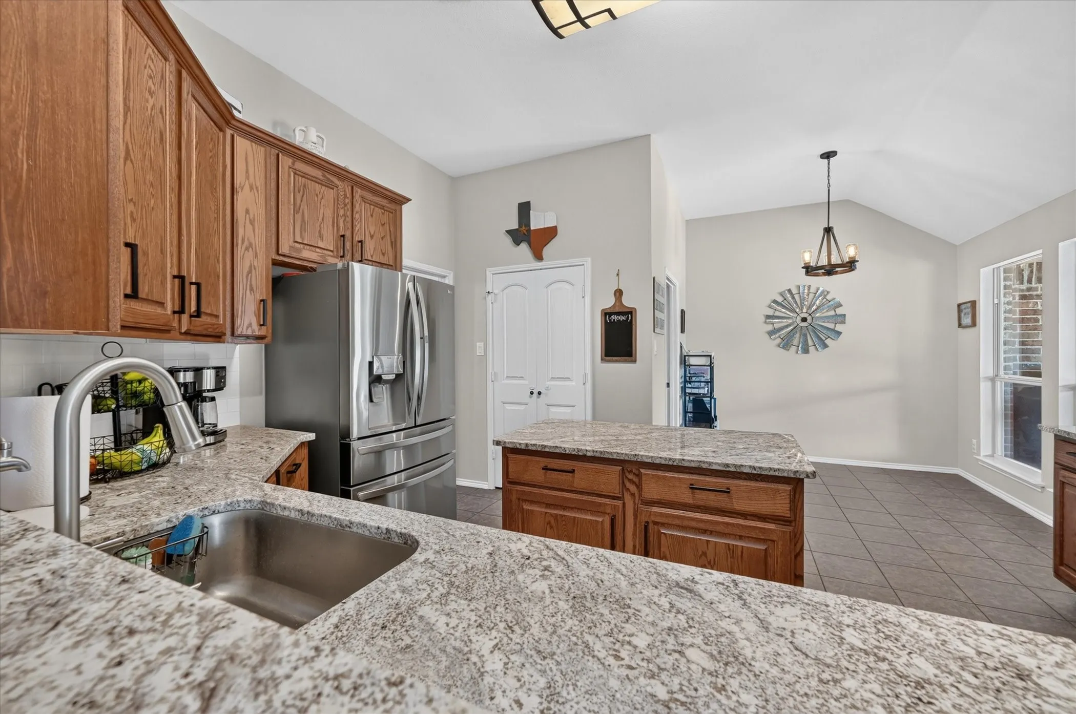 Single Family Residence For Sale in Ellis County , 6460 Fox Run Dr., Midlothian, Texas 76065, 4 Bedroom, 2 Bathroom, 2 Garage spaces, 2,321 Sqft, built in 2010, mls#21389891, Real Estate Agent in Midlothian, Homes For Sale in Ellis county, Homes For Sale in Midlothian, Realtor in Midlothian Texas, Real Estate Brokerage Independent Realty Texas, Luminita Cordes Realtor