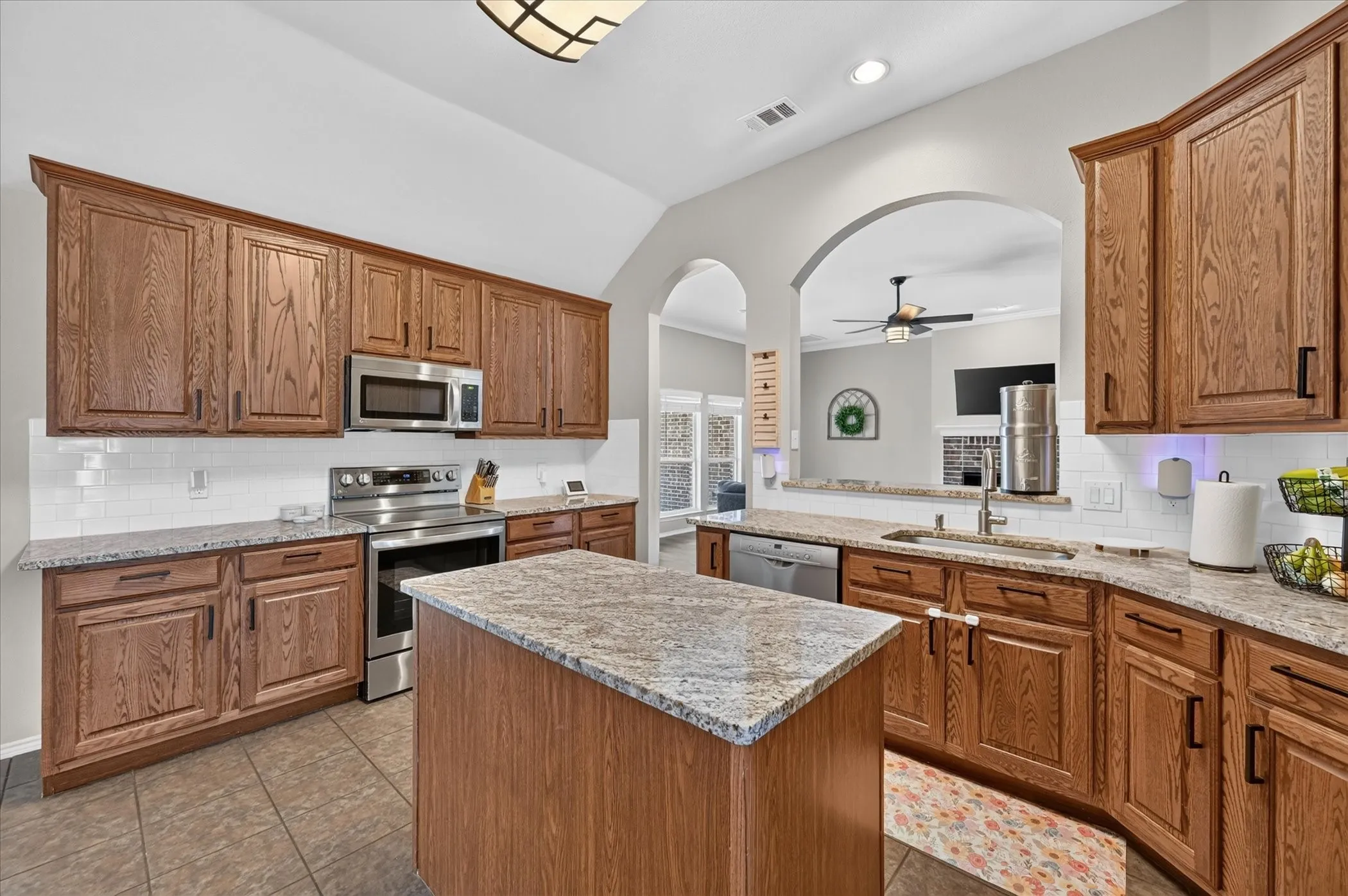 Single Family Residence For Sale in Ellis County , 6460 Fox Run Dr., Midlothian, Texas 76065, 4 Bedroom, 2 Bathroom, 2 Garage spaces, 2,321 Sqft, built in 2010, mls#21389891, Real Estate Agent in Midlothian, Homes For Sale in Ellis county, Homes For Sale in Midlothian, Realtor in Midlothian Texas, Real Estate Brokerage Independent Realty Texas, Luminita Cordes Realtor