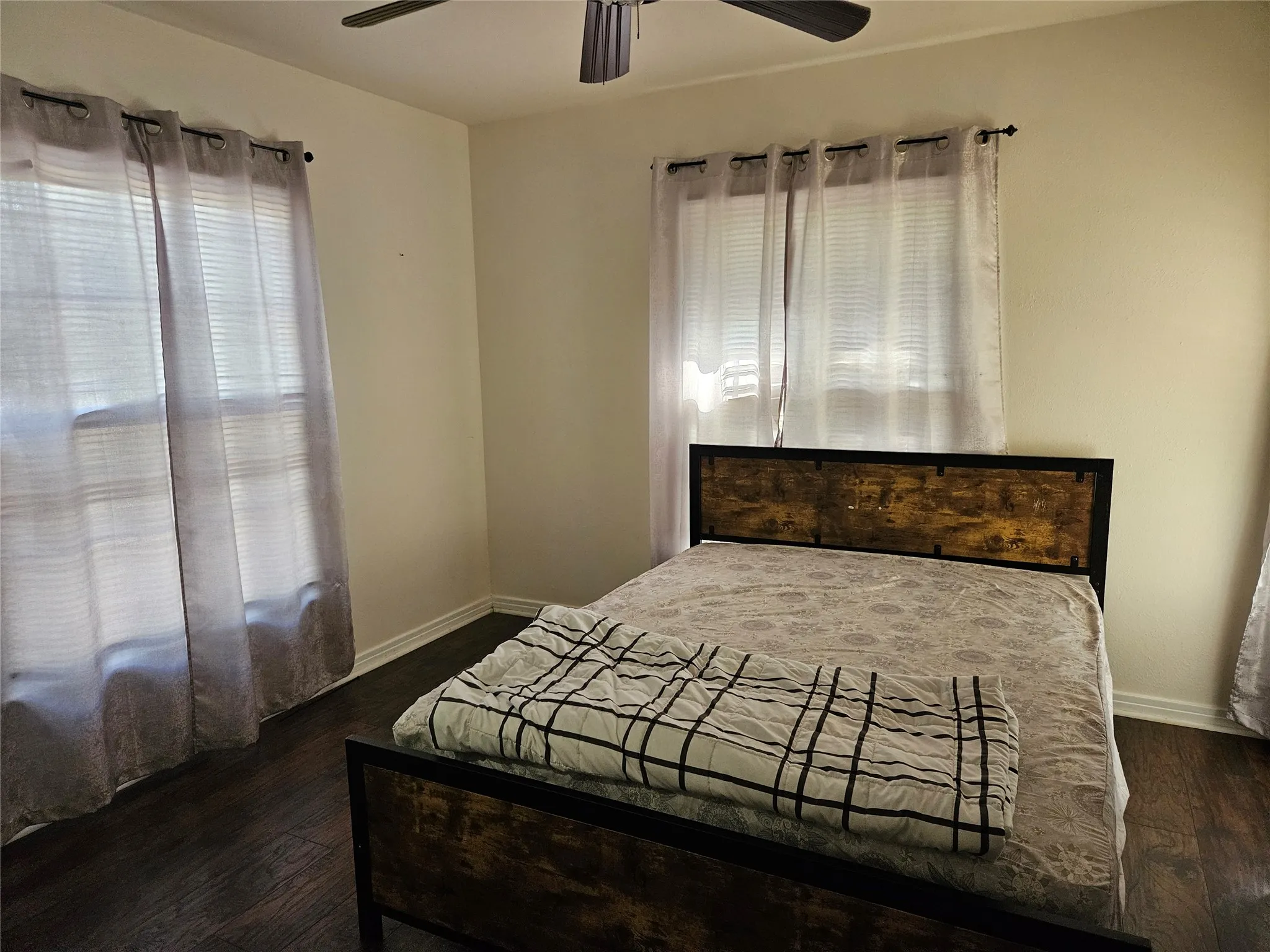 Single Family Residence For Sale in Tarrant County , 1312 W Park Row Drive, Arlington, Texas 76013, 4 Bedroom, 2 Bathroom, 2 Garage spaces, 2,237 Sqft, built in 1949, mls#21390663, Real Estate Agent in Arlington, Homes For Sale in Tarrant county, Homes For Sale in Arlington, Realtor in Arlington Texas, Real Estate Brokerage Independent Realty Texas, Luminita Cordes Realtor