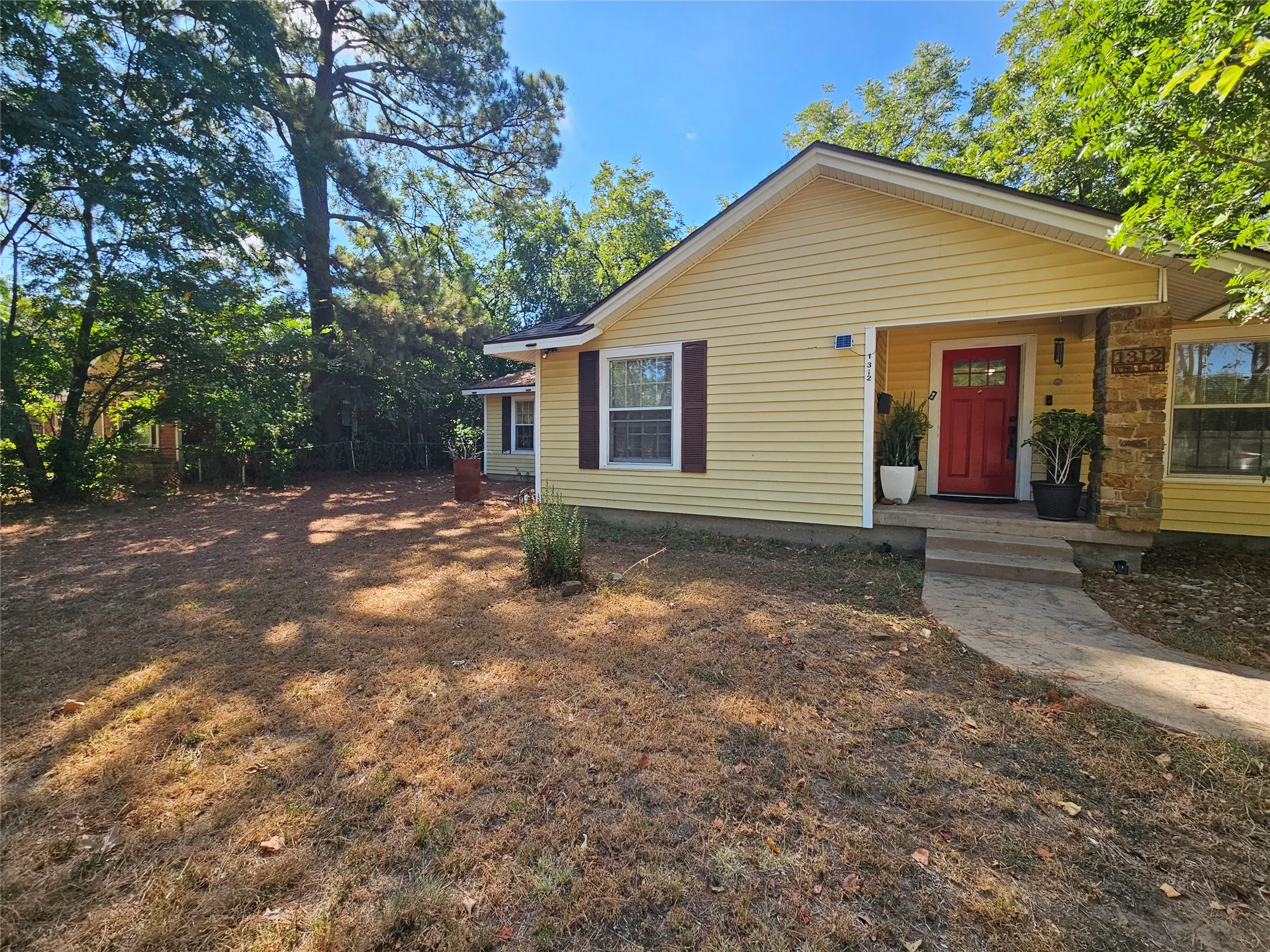 Single Family Residence For Sale in Tarrant County , 1312 W Park Row Drive, Arlington, Texas 76013, 4 Bedroom, 2 Bathroom, 2 Garage spaces, 2,237 Sqft, built in 1949, mls#21390663, Real Estate Agent in Arlington, Homes For Sale in Tarrant county, Homes For Sale in Arlington, Realtor in Arlington Texas, Real Estate Brokerage Independent Realty Texas, Luminita Cordes Realtor