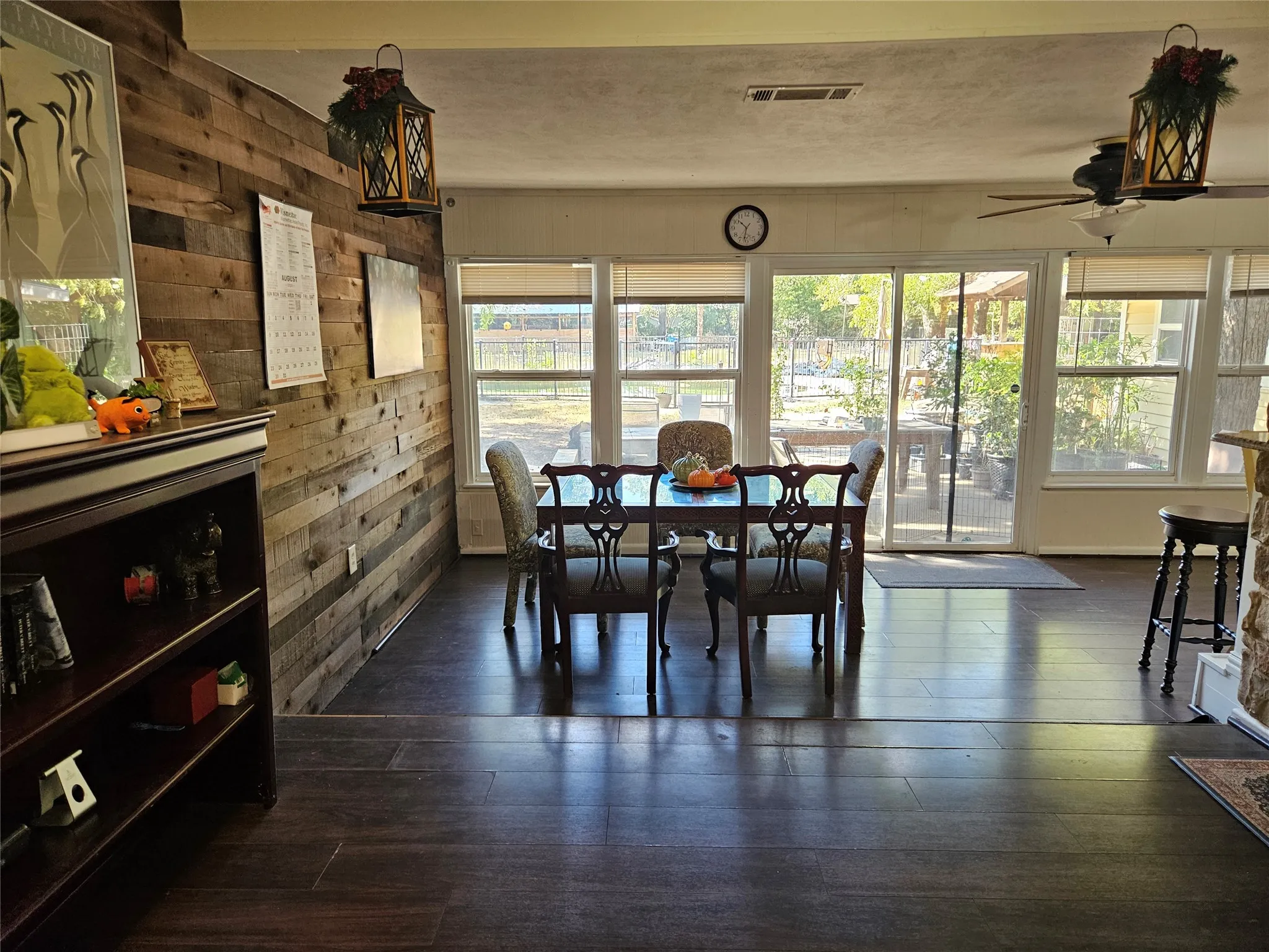Single Family Residence For Sale in Tarrant County , 1312 W Park Row Drive, Arlington, Texas 76013, 4 Bedroom, 2 Bathroom, 2 Garage spaces, 2,237 Sqft, built in 1949, mls#21390663, Real Estate Agent in Arlington, Homes For Sale in Tarrant county, Homes For Sale in Arlington, Realtor in Arlington Texas, Real Estate Brokerage Independent Realty Texas, Luminita Cordes Realtor