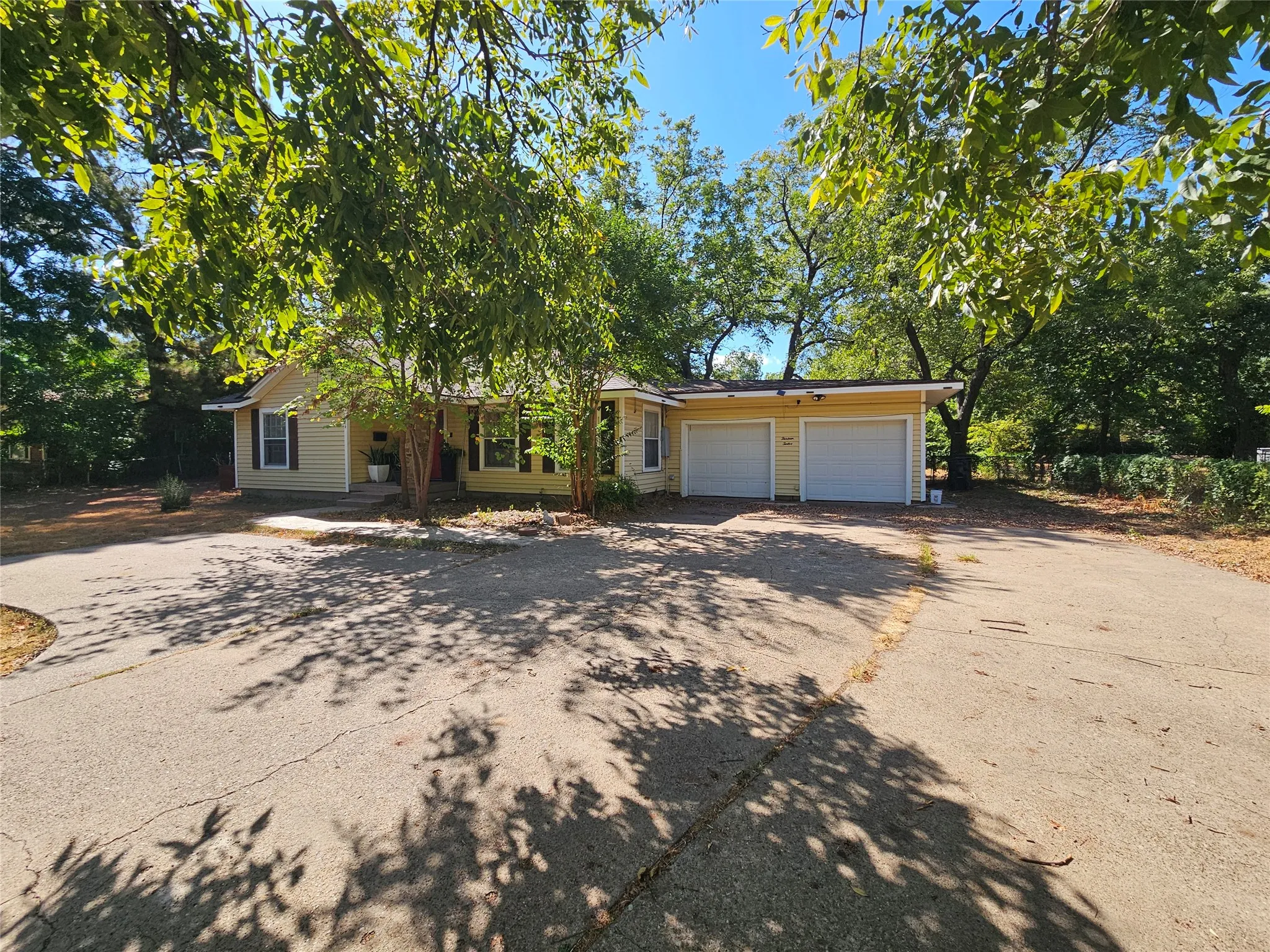Single Family Residence For Sale in Tarrant County , 1312 W Park Row Drive, Arlington, Texas 76013, 4 Bedroom, 2 Bathroom, 2 Garage spaces, 2,237 Sqft, built in 1949, mls#21390663, Real Estate Agent in Arlington, Homes For Sale in Tarrant county, Homes For Sale in Arlington, Realtor in Arlington Texas, Real Estate Brokerage Independent Realty Texas, Luminita Cordes Realtor