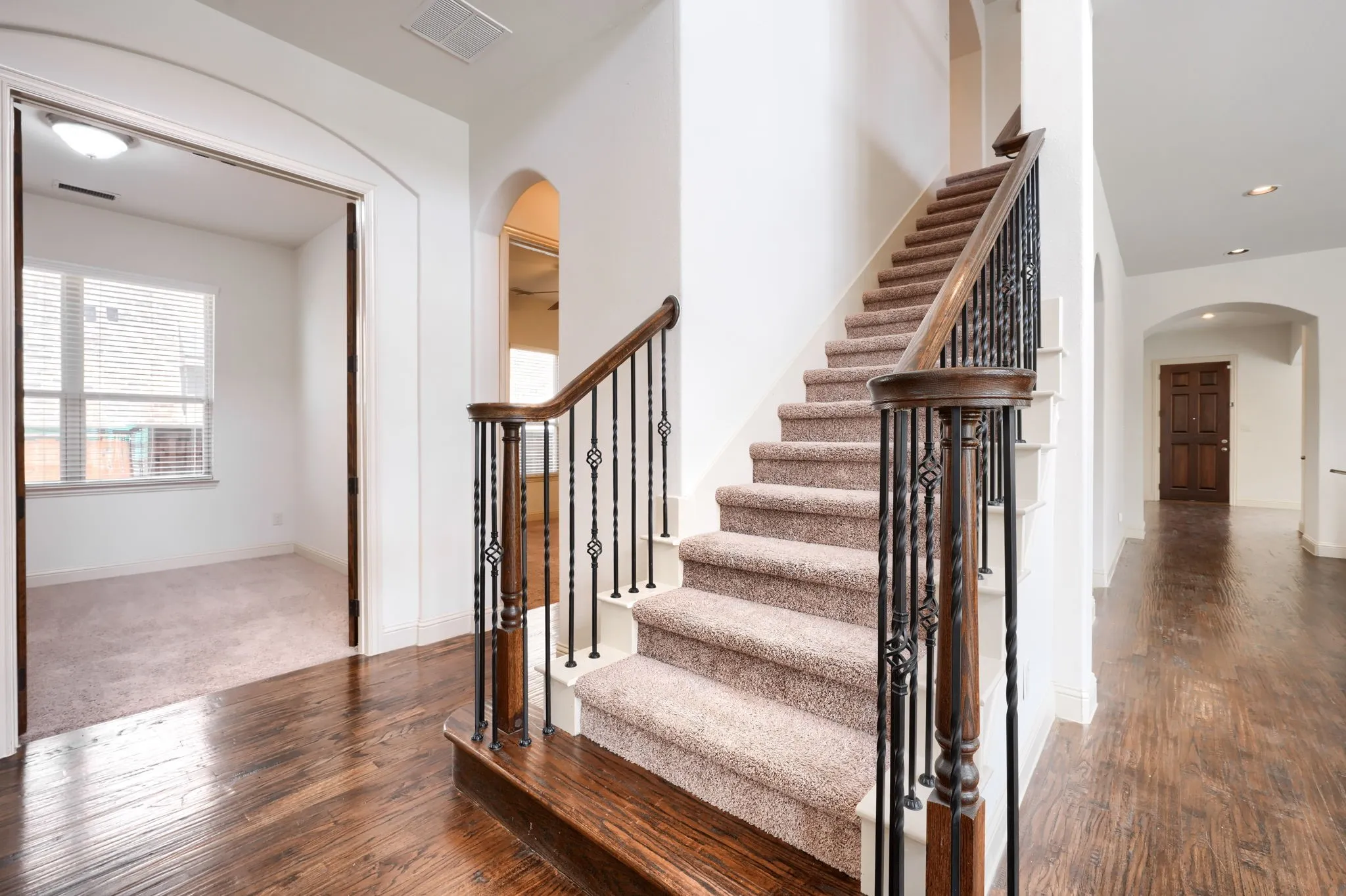 Single Family Residence For Sale in Denton County , 5611 Lightfoot Lane, Frisco, Texas 75036, 5 Bedroom, 4 Bathroom, 2 Garage spaces, 3,595 Sqft, built in 2015, mls#21387805, Real Estate Agent in Frisco, Homes For Sale in Denton county, Homes For Sale in Frisco, Realtor in Frisco Texas, Real Estate Brokerage Independent Realty Texas, Luminita Cordes Realtor