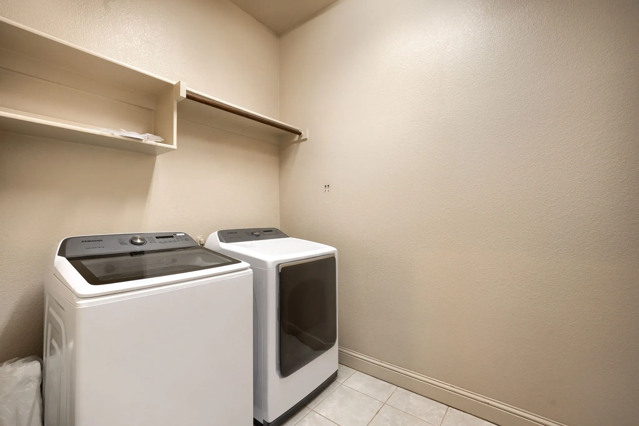 Single Family Residence For Sale in Denton County , 5611 Lightfoot Lane, Frisco, Texas 75036, 5 Bedroom, 4 Bathroom, 2 Garage spaces, 3,595 Sqft, built in 2015, mls#21387805, Real Estate Agent in Frisco, Homes For Sale in Denton county, Homes For Sale in Frisco, Realtor in Frisco Texas, Real Estate Brokerage Independent Realty Texas, Luminita Cordes Realtor