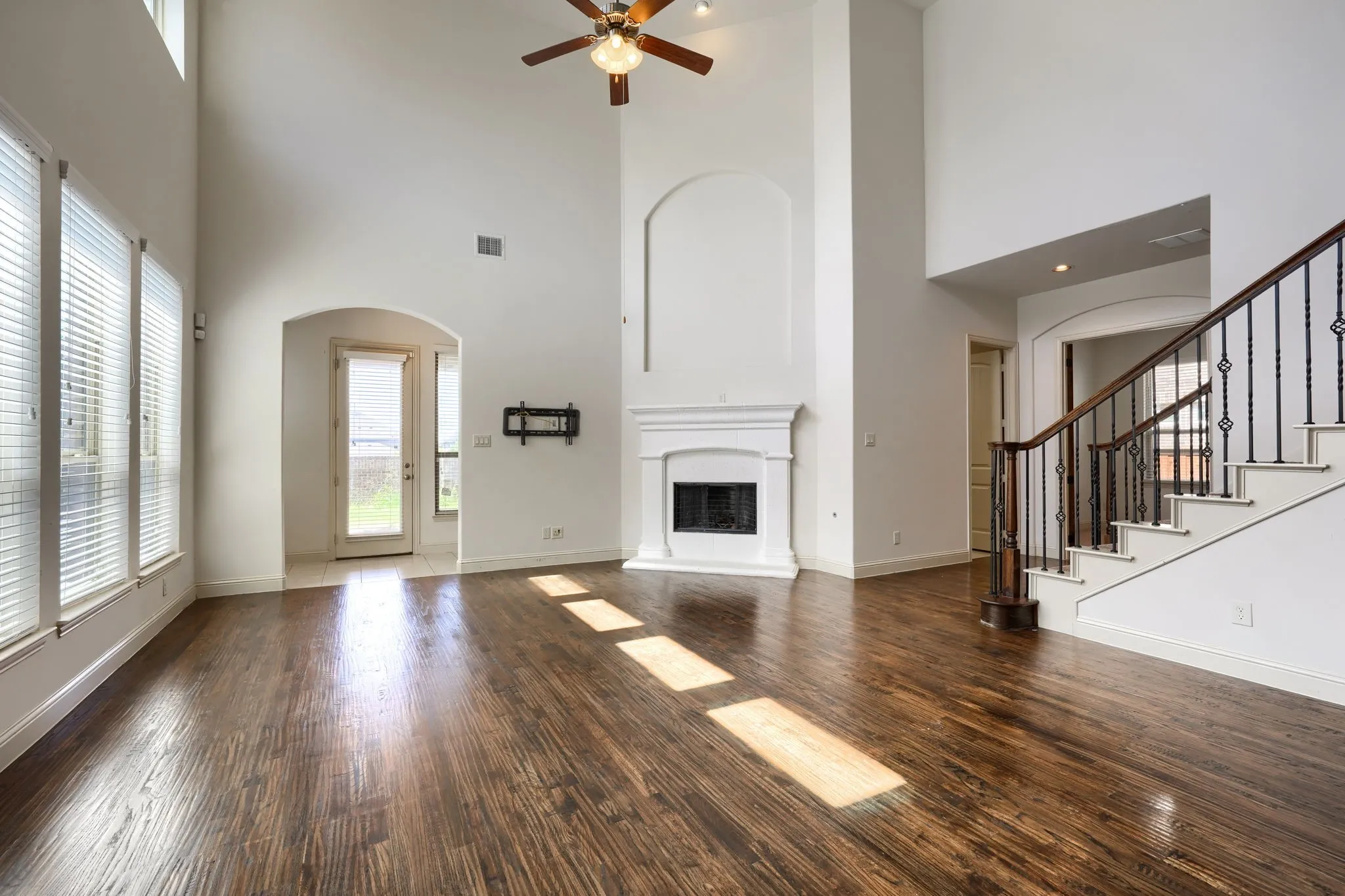 Single Family Residence For Sale in Denton County , 5611 Lightfoot Lane, Frisco, Texas 75036, 5 Bedroom, 4 Bathroom, 2 Garage spaces, 3,595 Sqft, built in 2015, mls#21387805, Real Estate Agent in Frisco, Homes For Sale in Denton county, Homes For Sale in Frisco, Realtor in Frisco Texas, Real Estate Brokerage Independent Realty Texas, Luminita Cordes Realtor