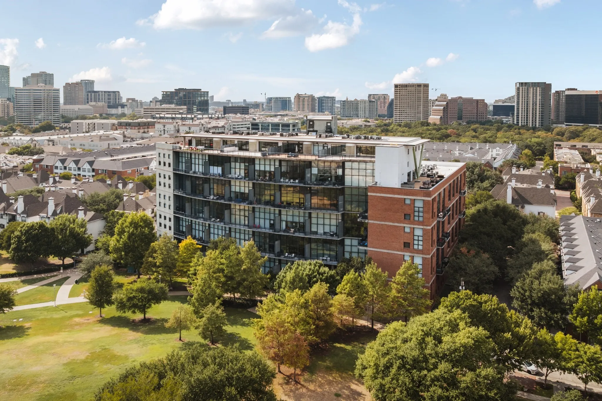 Condominium For Sale in Dallas County , 3110 Thomas Avenue 717, Dallas, Texas 75204, 2 Bedroom, 2 Bathroom, 2 Garage spaces, 2,377 Sqft, built in 1998, mls#21390392, Real Estate Agent in Dallas, Homes For Sale in Dallas county, Homes For Sale in Dallas, Realtor in Dallas Texas, Real Estate Brokerage Independent Realty Texas, Luminita Cordes Realtor