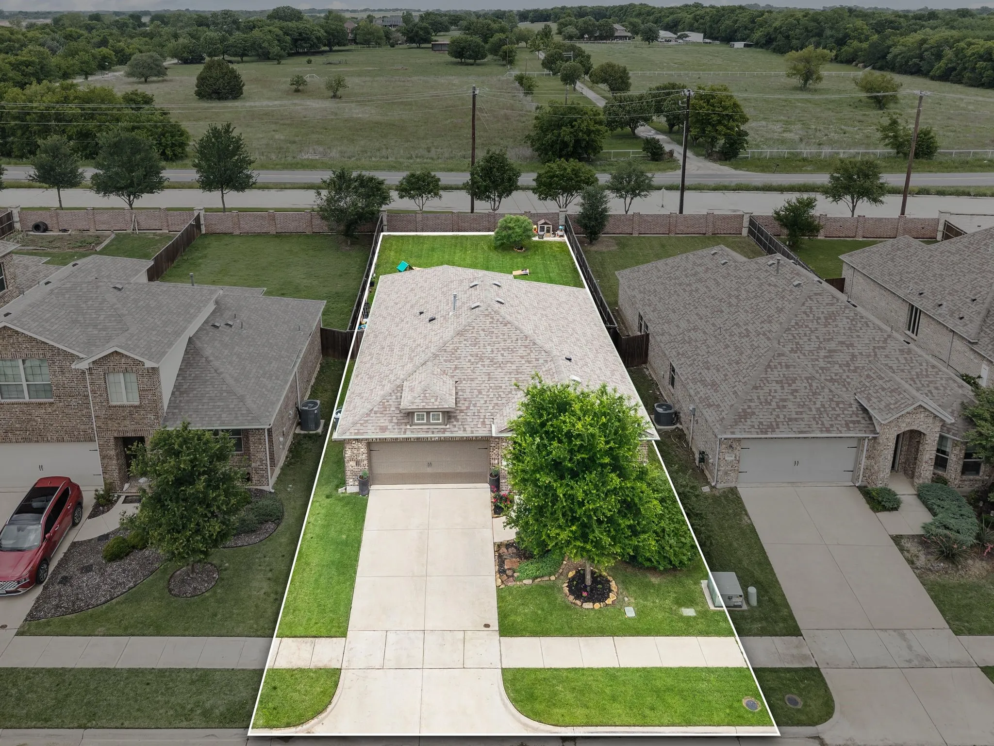 Single-story residence featuring great sized lot!  Come see this home as it now has a new garage door, roof and gutters!!!