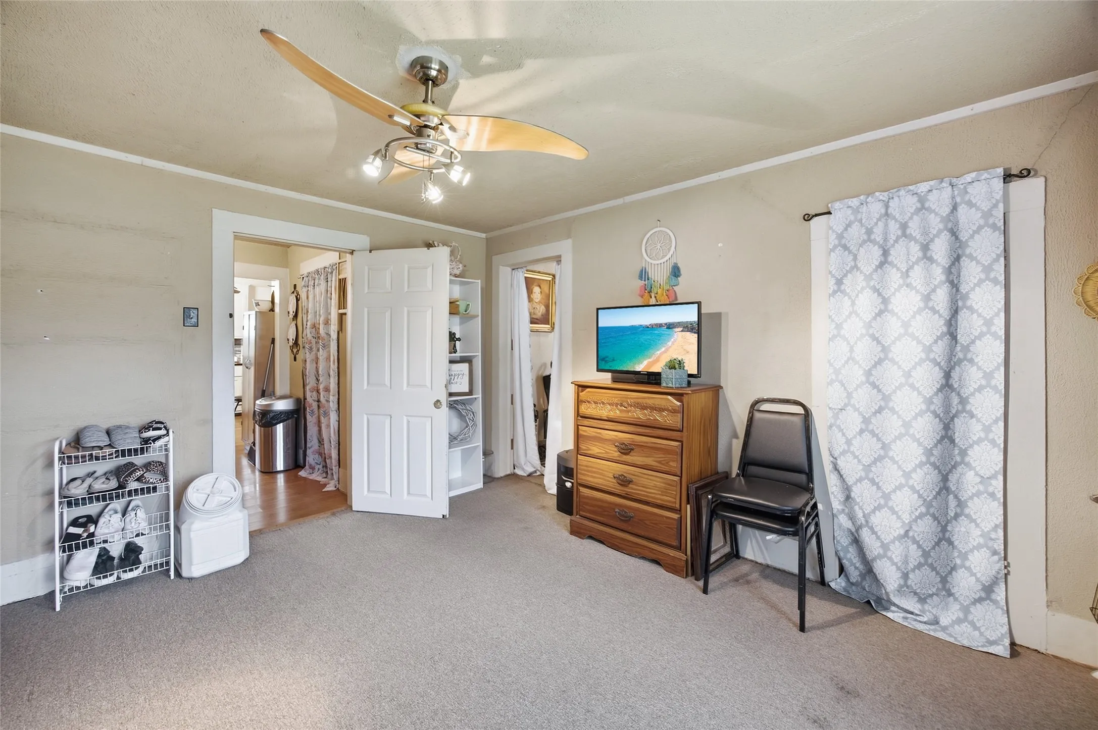 Ceiling fan with integrated lighting