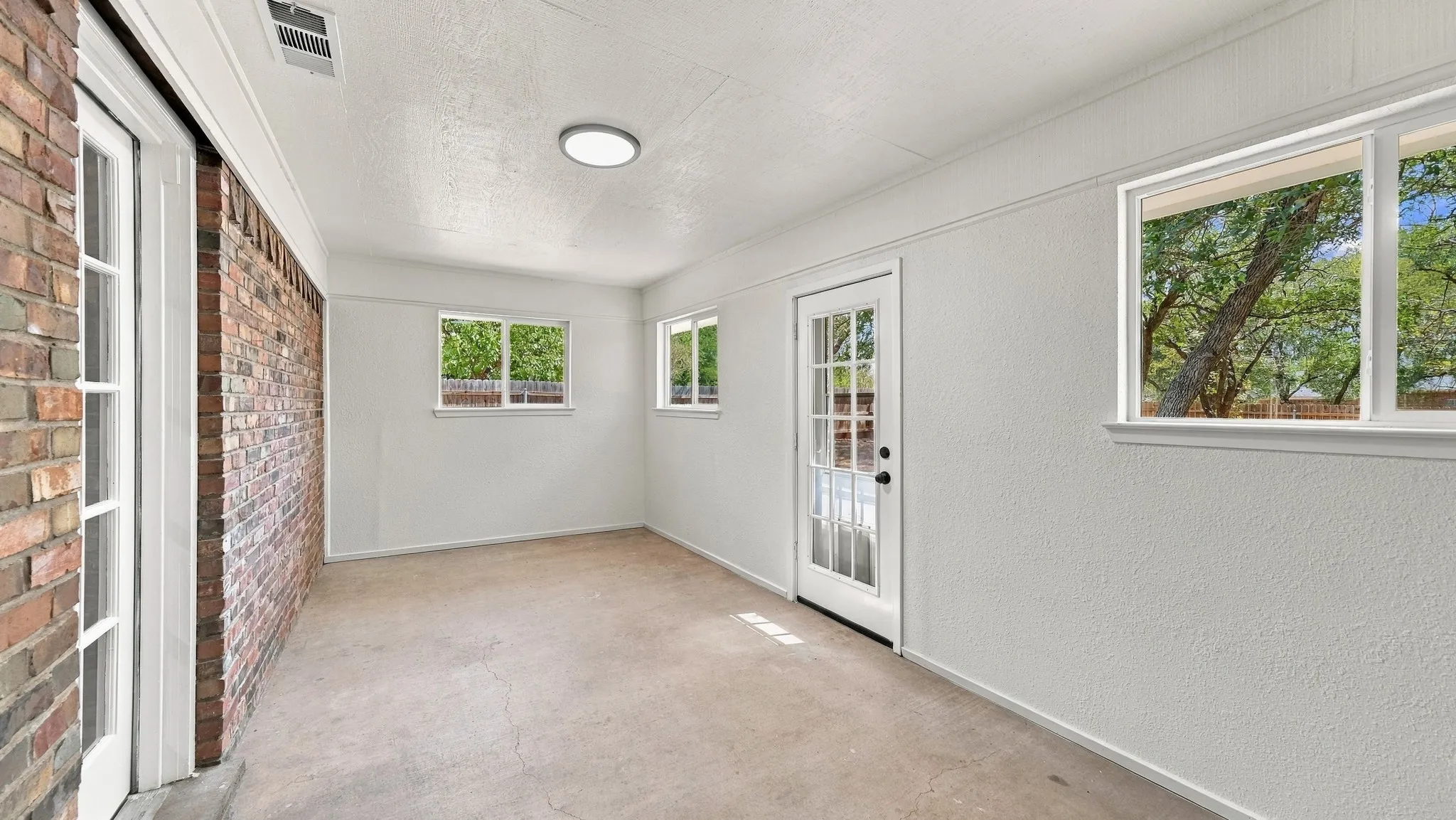 Single Family Residence For Sale in Hood County , 1209 Spanish Moss Drive, Granbury, Texas 76048, 3 Bedroom, 2 Bathroom, 2 Garage spaces, 1,689 Sqft, built in 1988, mls#21390755, Real Estate Agent in Granbury, Homes For Sale in Hood county, Homes For Sale in Granbury, Realtor in Granbury Texas, Real Estate Brokerage Independent Realty Texas, Luminita Cordes Realtor