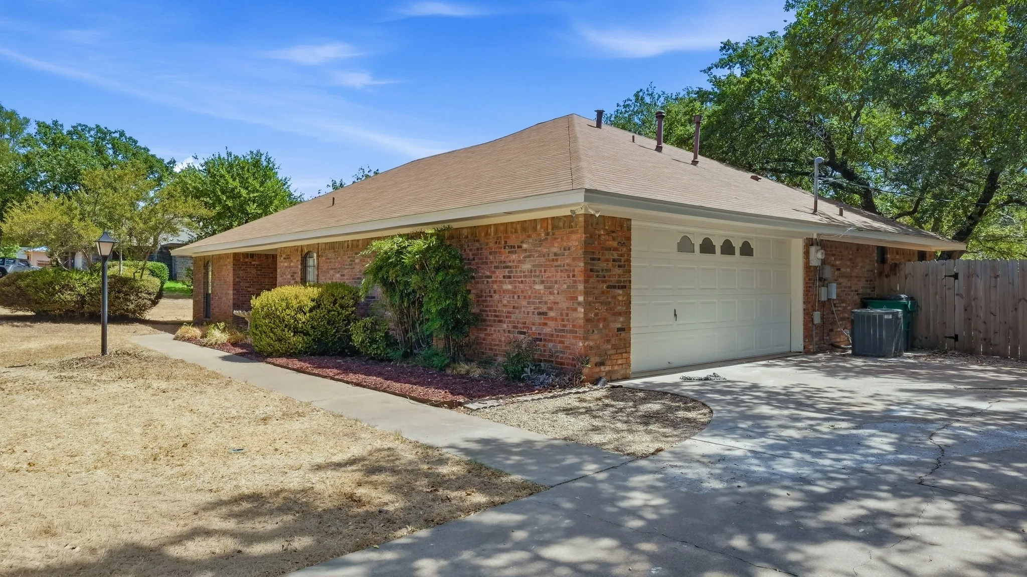 Single Family Residence For Sale in Hood County , 1209 Spanish Moss Drive, Granbury, Texas 76048, 3 Bedroom, 2 Bathroom, 2 Garage spaces, 1,689 Sqft, built in 1988, mls#21390755, Real Estate Agent in Granbury, Homes For Sale in Hood county, Homes For Sale in Granbury, Realtor in Granbury Texas, Real Estate Brokerage Independent Realty Texas, Luminita Cordes Realtor