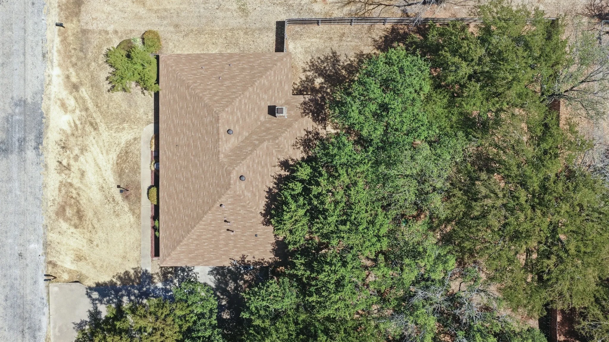 Single Family Residence For Sale in Hood County , 1209 Spanish Moss Drive, Granbury, Texas 76048, 3 Bedroom, 2 Bathroom, 2 Garage spaces, 1,689 Sqft, built in 1988, mls#21390755, Real Estate Agent in Granbury, Homes For Sale in Hood county, Homes For Sale in Granbury, Realtor in Granbury Texas, Real Estate Brokerage Independent Realty Texas, Luminita Cordes Realtor