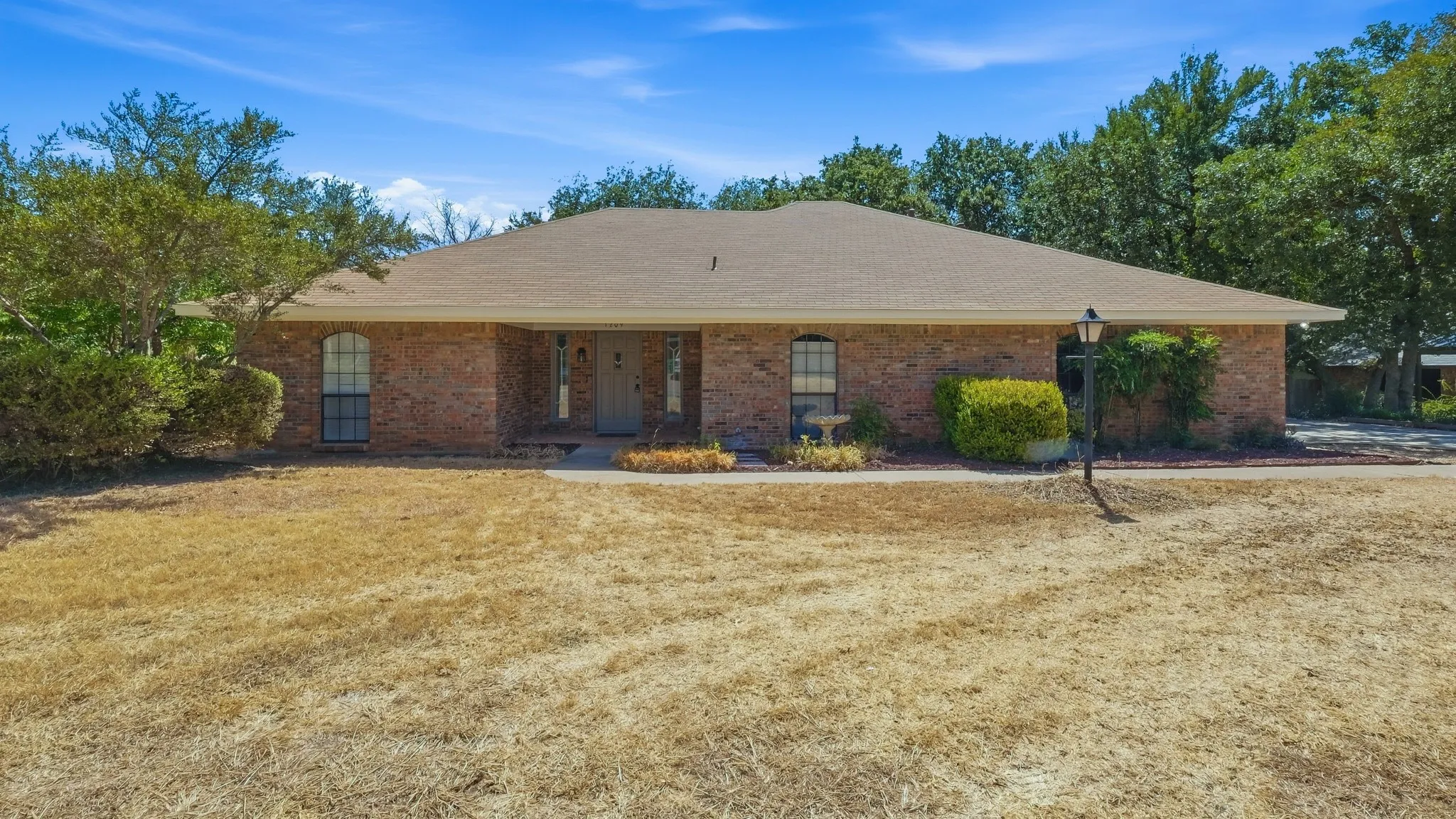Single Family Residence For Sale in Hood County , 1209 Spanish Moss Drive, Granbury, Texas 76048, 3 Bedroom, 2 Bathroom, 2 Garage spaces, 1,689 Sqft, built in 1988, mls#21390755, Real Estate Agent in Granbury, Homes For Sale in Hood county, Homes For Sale in Granbury, Realtor in Granbury Texas, Real Estate Brokerage Independent Realty Texas, Luminita Cordes Realtor