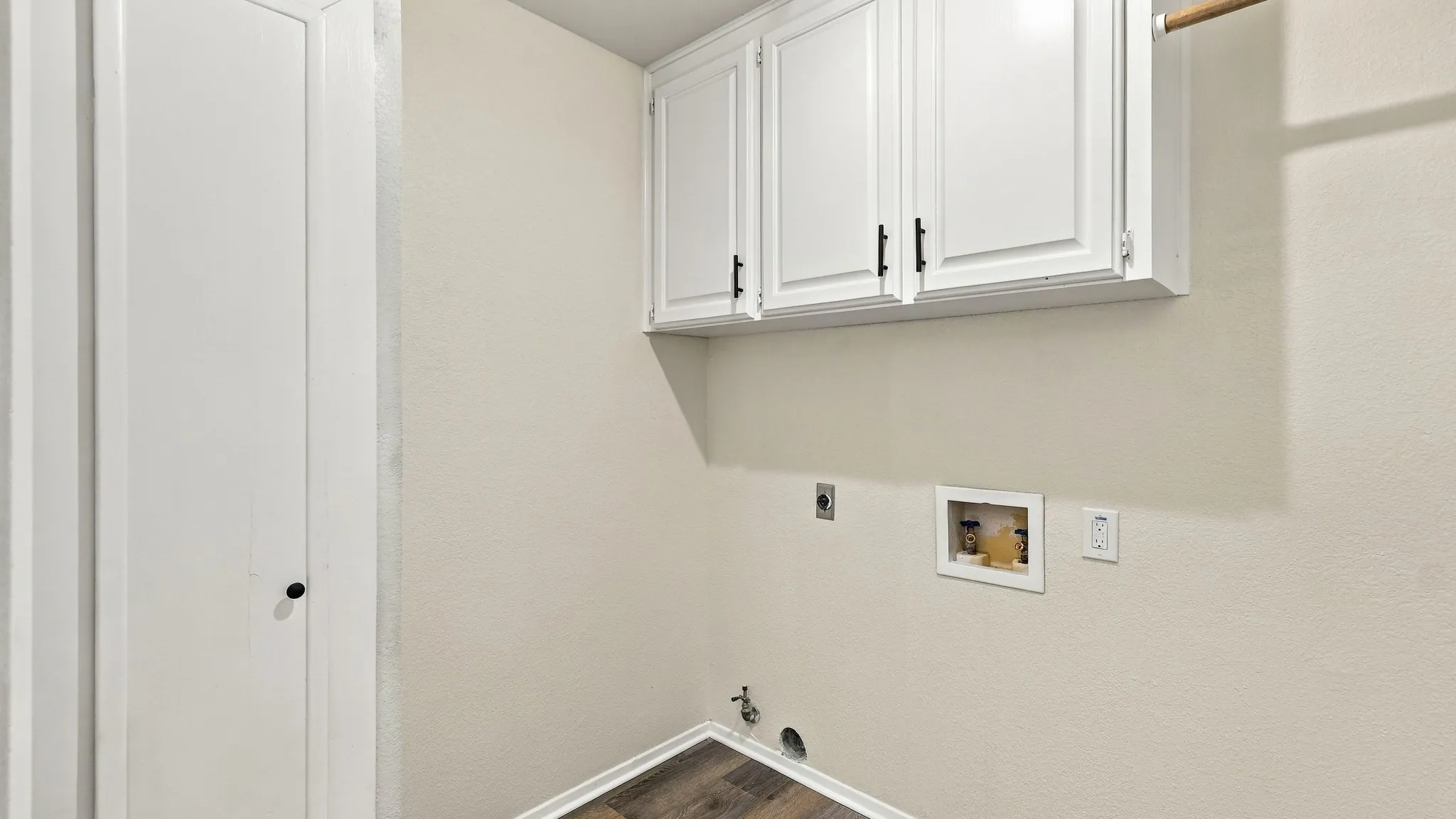 Single Family Residence For Sale in Hood County , 1209 Spanish Moss Drive, Granbury, Texas 76048, 3 Bedroom, 2 Bathroom, 2 Garage spaces, 1,689 Sqft, built in 1988, mls#21390755, Real Estate Agent in Granbury, Homes For Sale in Hood county, Homes For Sale in Granbury, Realtor in Granbury Texas, Real Estate Brokerage Independent Realty Texas, Luminita Cordes Realtor