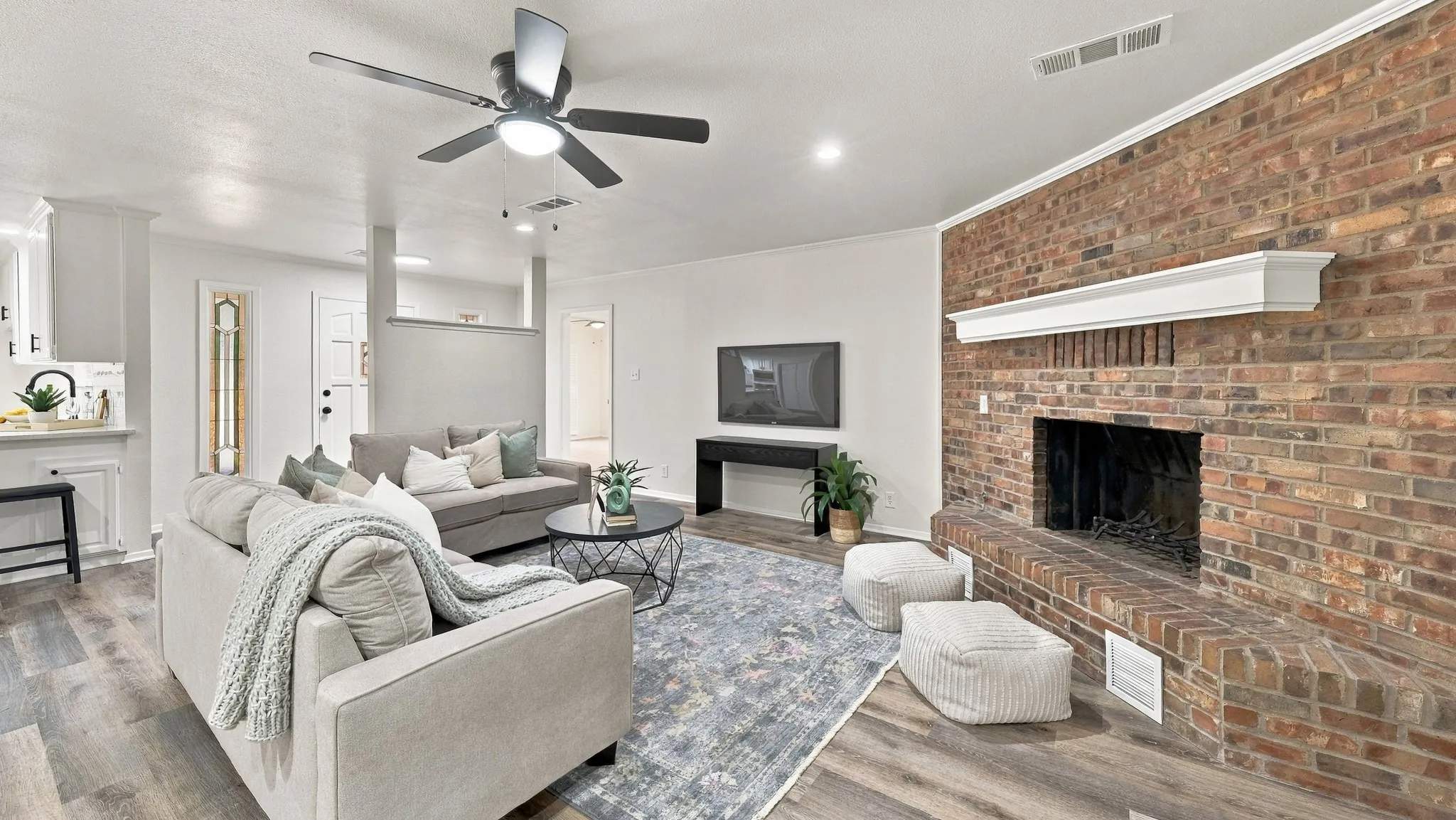 Single Family Residence For Sale in Hood County , 1209 Spanish Moss Drive, Granbury, Texas 76048, 3 Bedroom, 2 Bathroom, 2 Garage spaces, 1,689 Sqft, built in 1988, mls#21390755, Real Estate Agent in Granbury, Homes For Sale in Hood county, Homes For Sale in Granbury, Realtor in Granbury Texas, Real Estate Brokerage Independent Realty Texas, Luminita Cordes Realtor