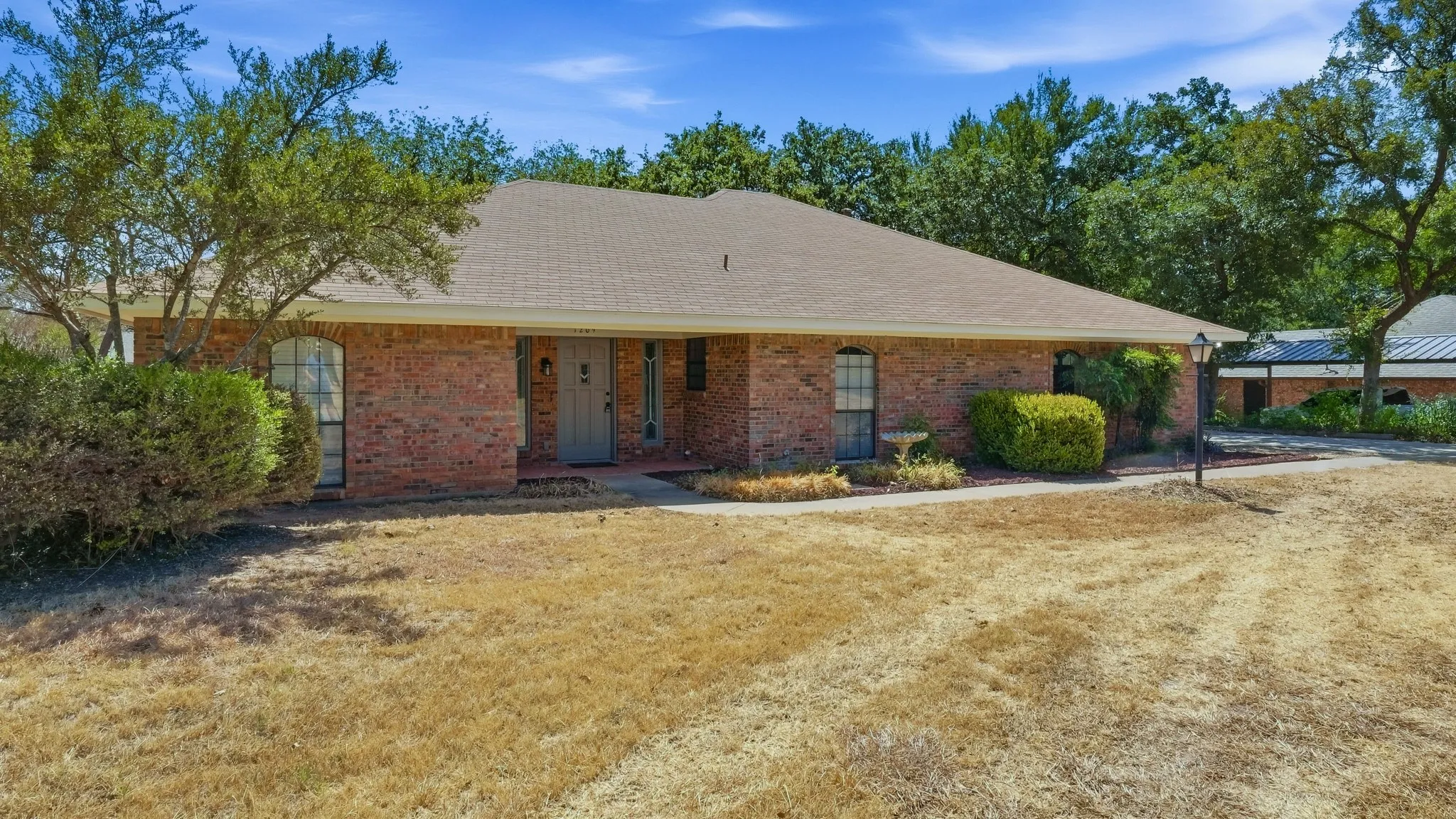 Single Family Residence For Sale in Hood County , 1209 Spanish Moss Drive, Granbury, Texas 76048, 3 Bedroom, 2 Bathroom, 2 Garage spaces, 1,689 Sqft, built in 1988, mls#21390755, Real Estate Agent in Granbury, Homes For Sale in Hood county, Homes For Sale in Granbury, Realtor in Granbury Texas, Real Estate Brokerage Independent Realty Texas, Luminita Cordes Realtor