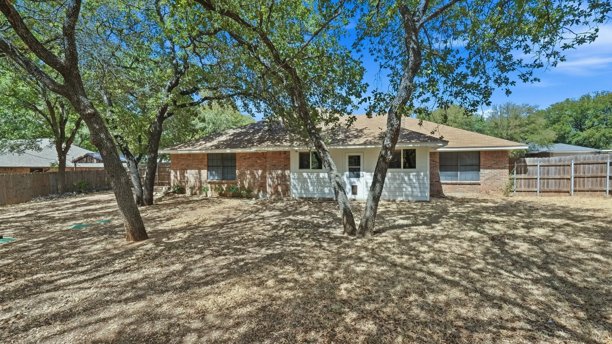 Single Family Residence For Sale in Hood County , 1209 Spanish Moss Drive, Granbury, Texas 76048, 3 Bedroom, 2 Bathroom, 2 Garage spaces, 1,689 Sqft, built in 1988, mls#21390755, Real Estate Agent in Granbury, Homes For Sale in Hood county, Homes For Sale in Granbury, Realtor in Granbury Texas, Real Estate Brokerage Independent Realty Texas, Luminita Cordes Realtor
