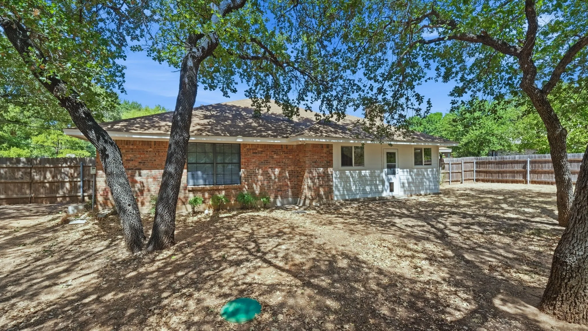 Single Family Residence For Sale in Hood County , 1209 Spanish Moss Drive, Granbury, Texas 76048, 3 Bedroom, 2 Bathroom, 2 Garage spaces, 1,689 Sqft, built in 1988, mls#21390755, Real Estate Agent in Granbury, Homes For Sale in Hood county, Homes For Sale in Granbury, Realtor in Granbury Texas, Real Estate Brokerage Independent Realty Texas, Luminita Cordes Realtor