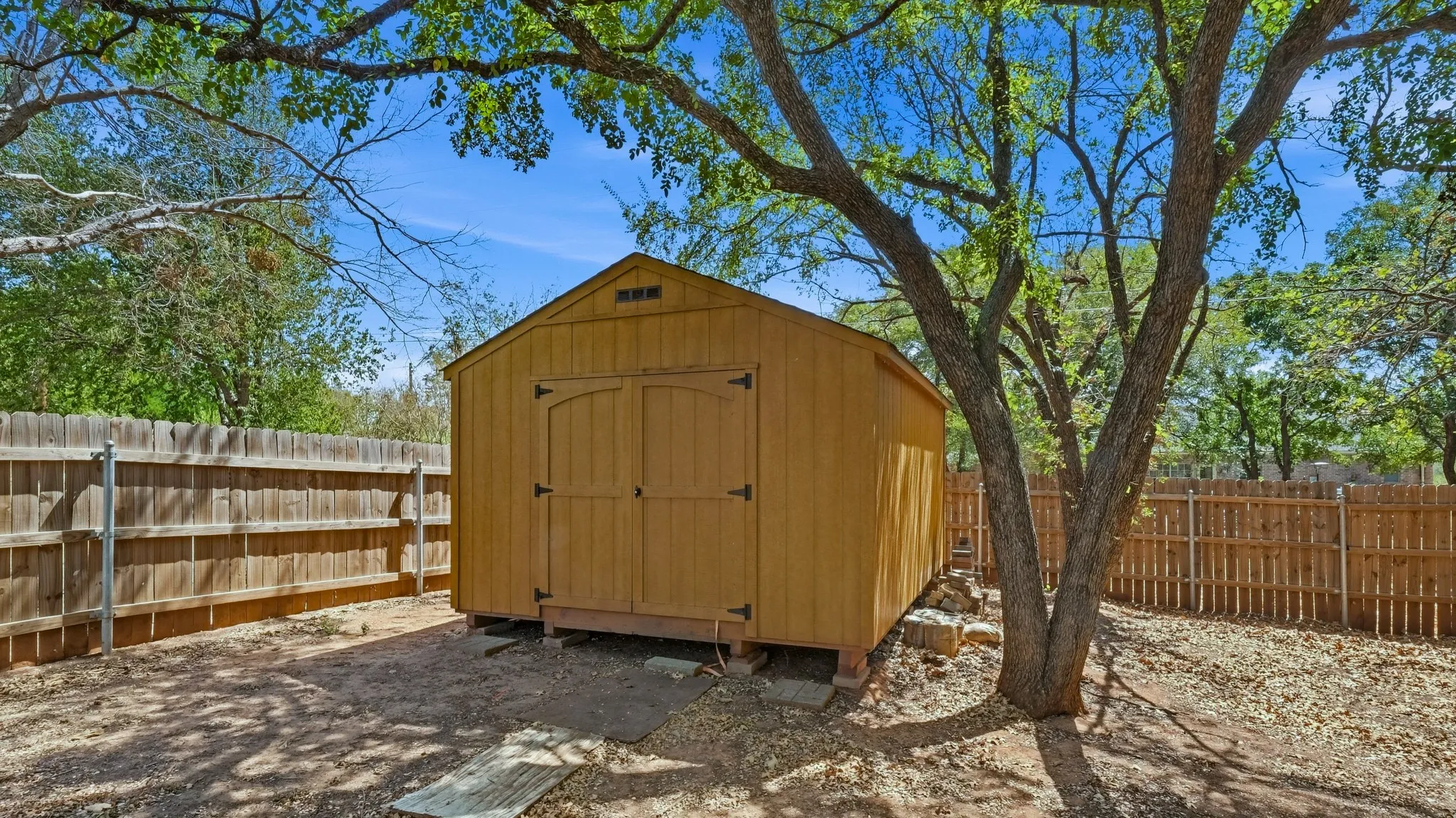 Single Family Residence For Sale in Hood County , 1209 Spanish Moss Drive, Granbury, Texas 76048, 3 Bedroom, 2 Bathroom, 2 Garage spaces, 1,689 Sqft, built in 1988, mls#21390755, Real Estate Agent in Granbury, Homes For Sale in Hood county, Homes For Sale in Granbury, Realtor in Granbury Texas, Real Estate Brokerage Independent Realty Texas, Luminita Cordes Realtor