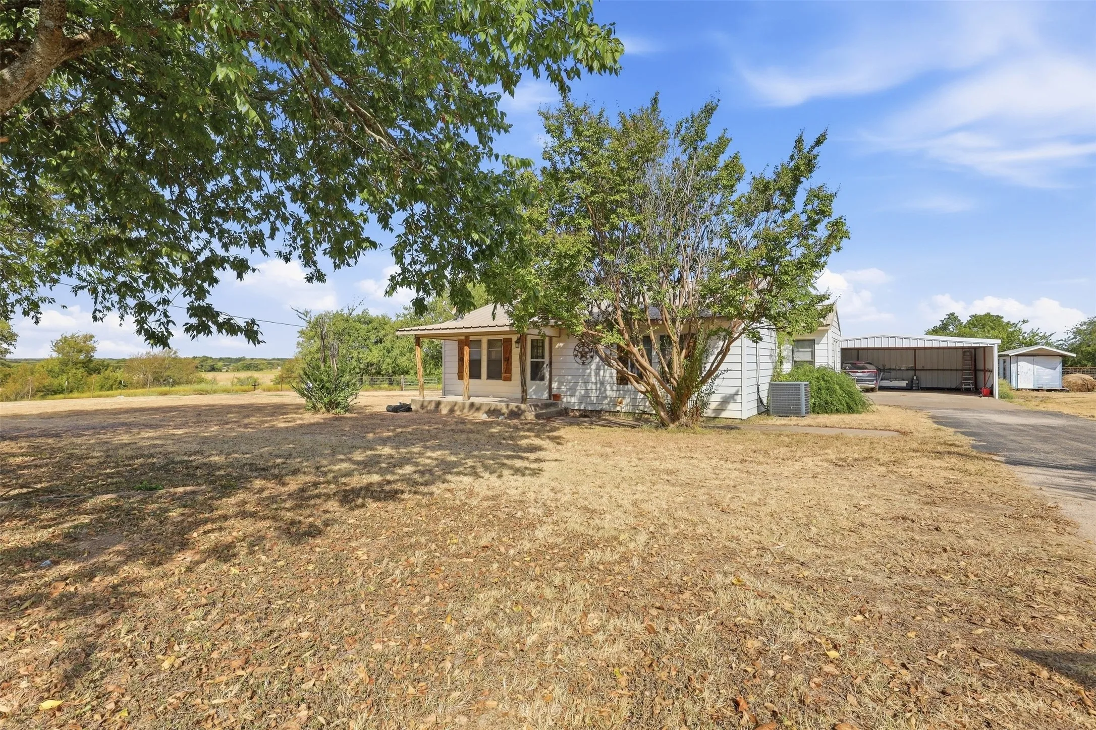 Single Family Residence For Sale in Johnson County , 681 County Road 1102, Rio Vista, Texas 76093, 3 Bedroom, 2 Bathroom, Garage spaces, 1,479 Sqft, built in 1955, mls#21388019, Real Estate Agent in Rio Vista, Homes For Sale in Johnson county, Homes For Sale in Rio Vista, Realtor in Rio Vista Texas, Real Estate Brokerage Independent Realty Texas, Luminita Cordes Realtor